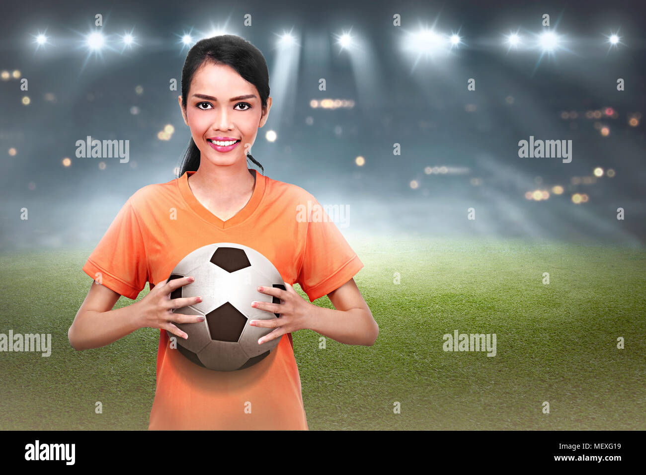 Professional asian football player donna tenendo la palla sul campo Foto Stock