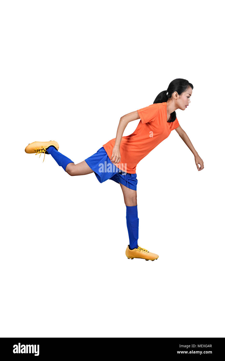 Professional asian football player donna calciare il pallone in posa isolate su sfondo bianco Foto Stock