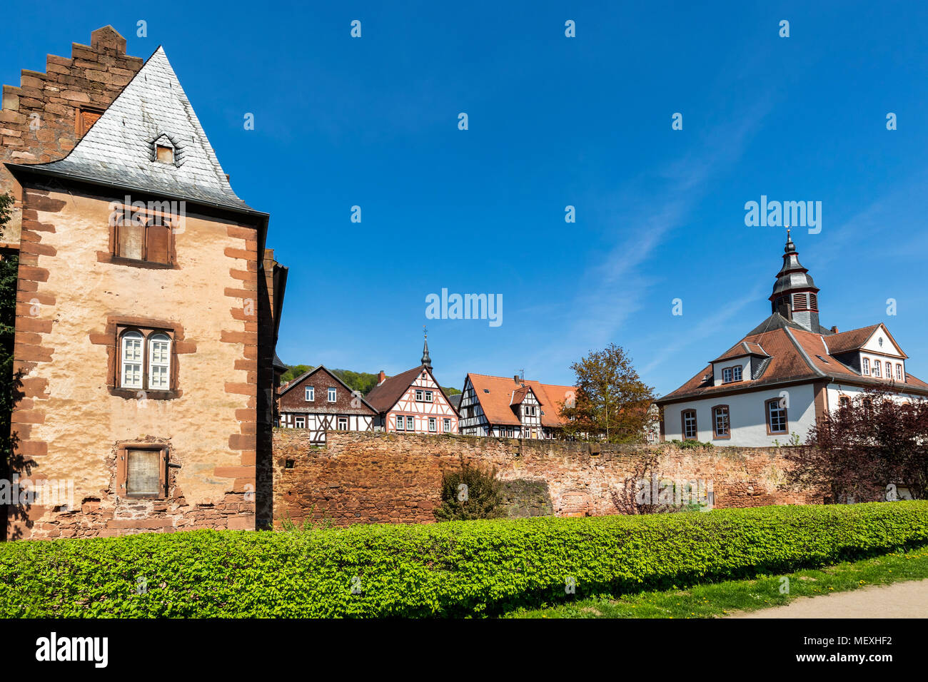 Centro storico di Büdingen, Hesse, Germania, Europa, con Steinernes Haus, semi-case con travi di legno, ex chiesa luterana, il muro della città Foto Stock