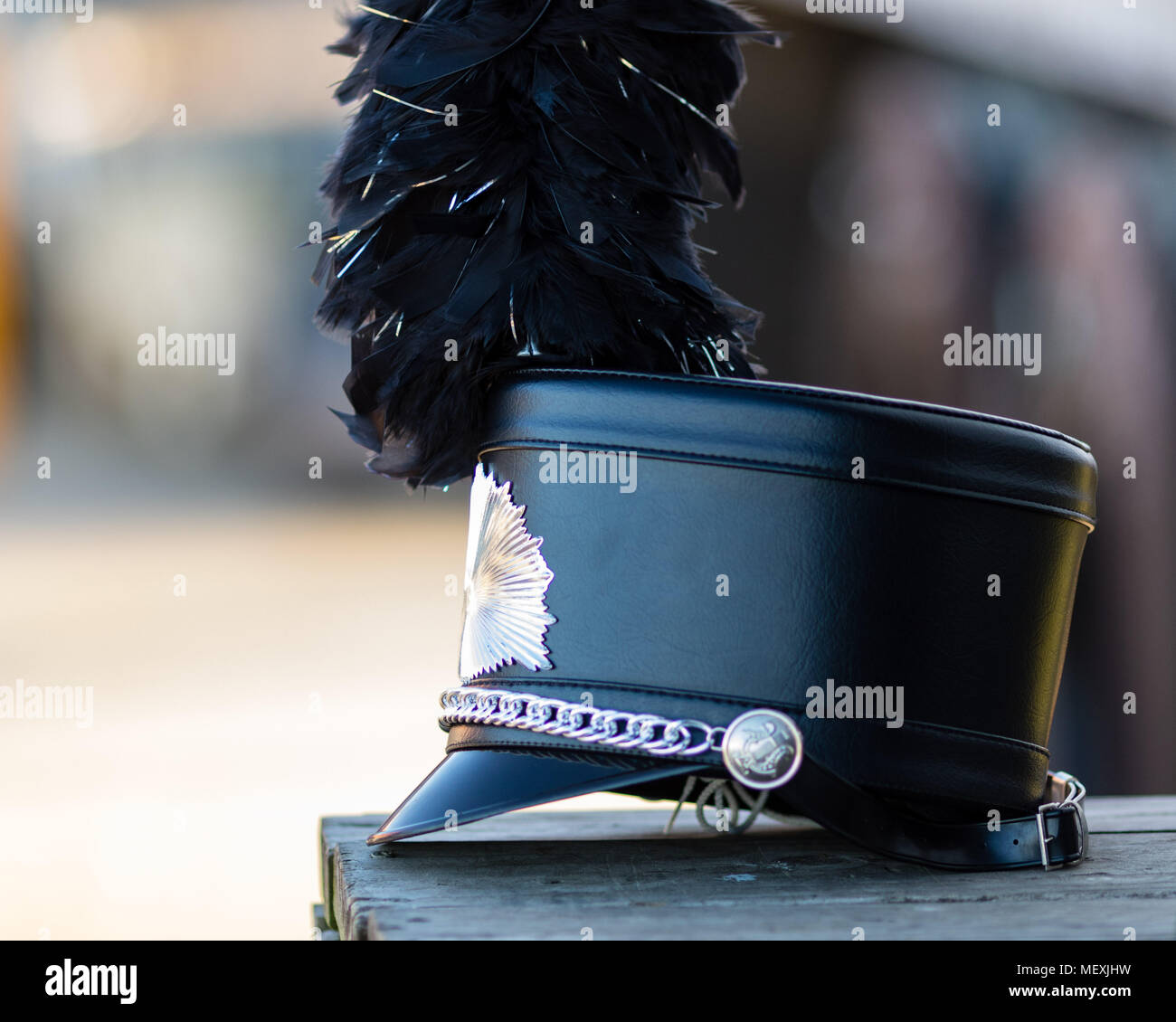 Un tamburo major shako in attesa per il tempo di esecuzione Foto Stock