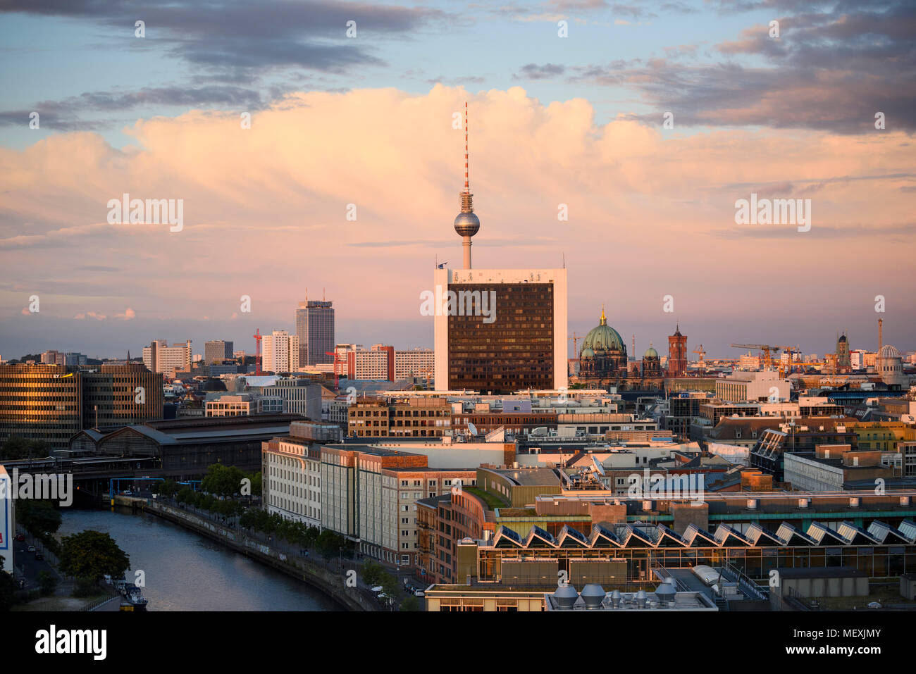 Berlino. Germania. Vista guardando ad est di Berlino dalla cupola del Reichstag verso la Fernsehturm (torre della TV) su Alexanderplatz, Mitte. La vista Foto Stock