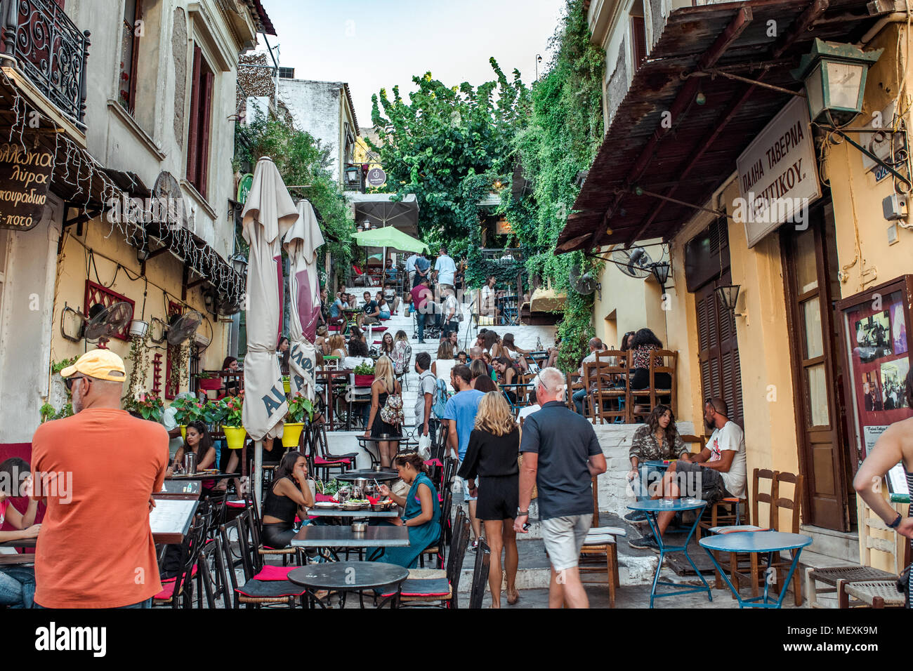 Un gruppo di turisti in Atene seduto alla taverna della Mnisikleous Street, quartiere Plaka, sotto l'Acropoli di Atene in Grecia Foto Stock