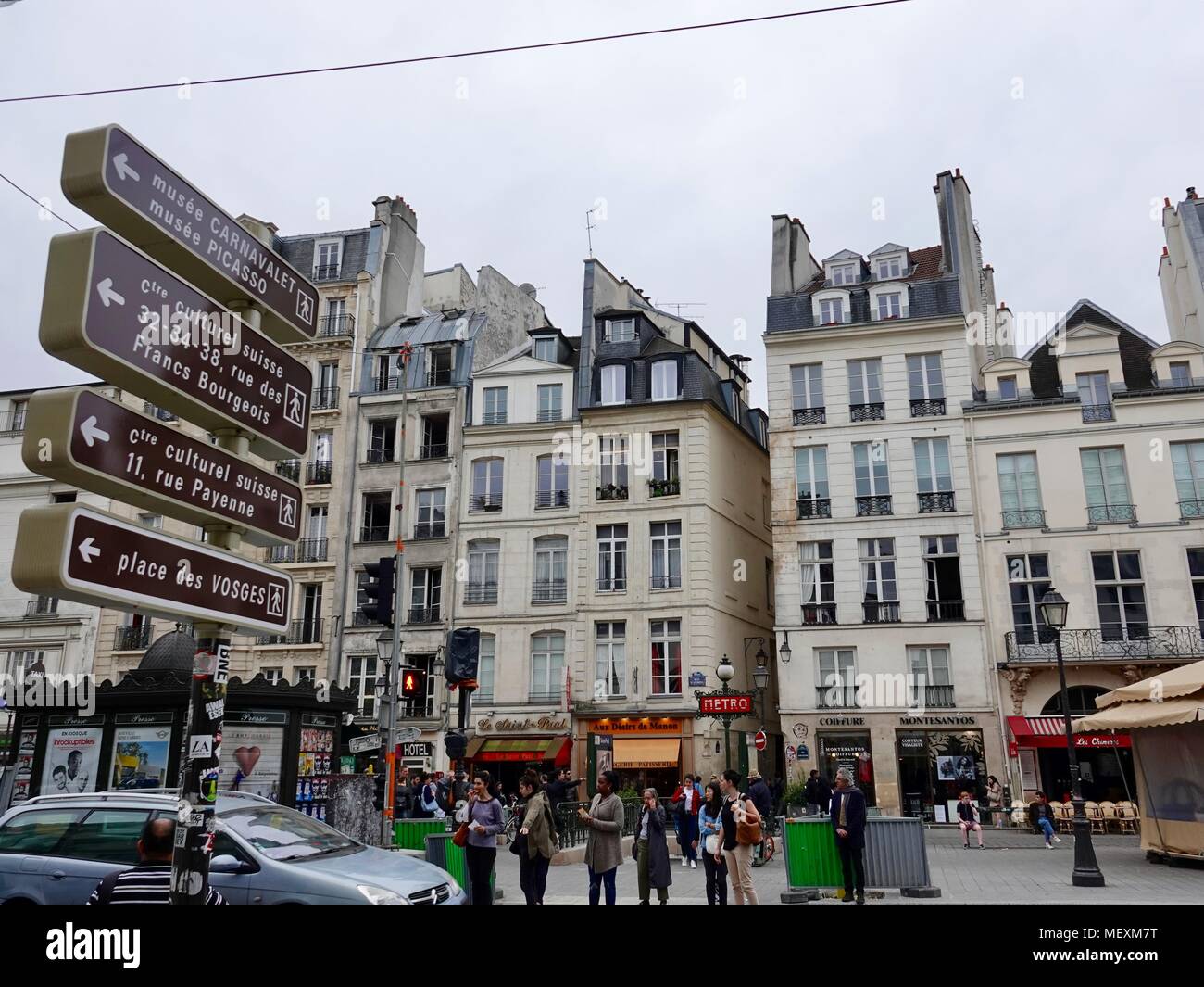 Segnaletica direzionale in parte anteriore del Saint-Paul metro con la gente a piedi. Rue de Rivoli. Parigi, Francia. Foto Stock