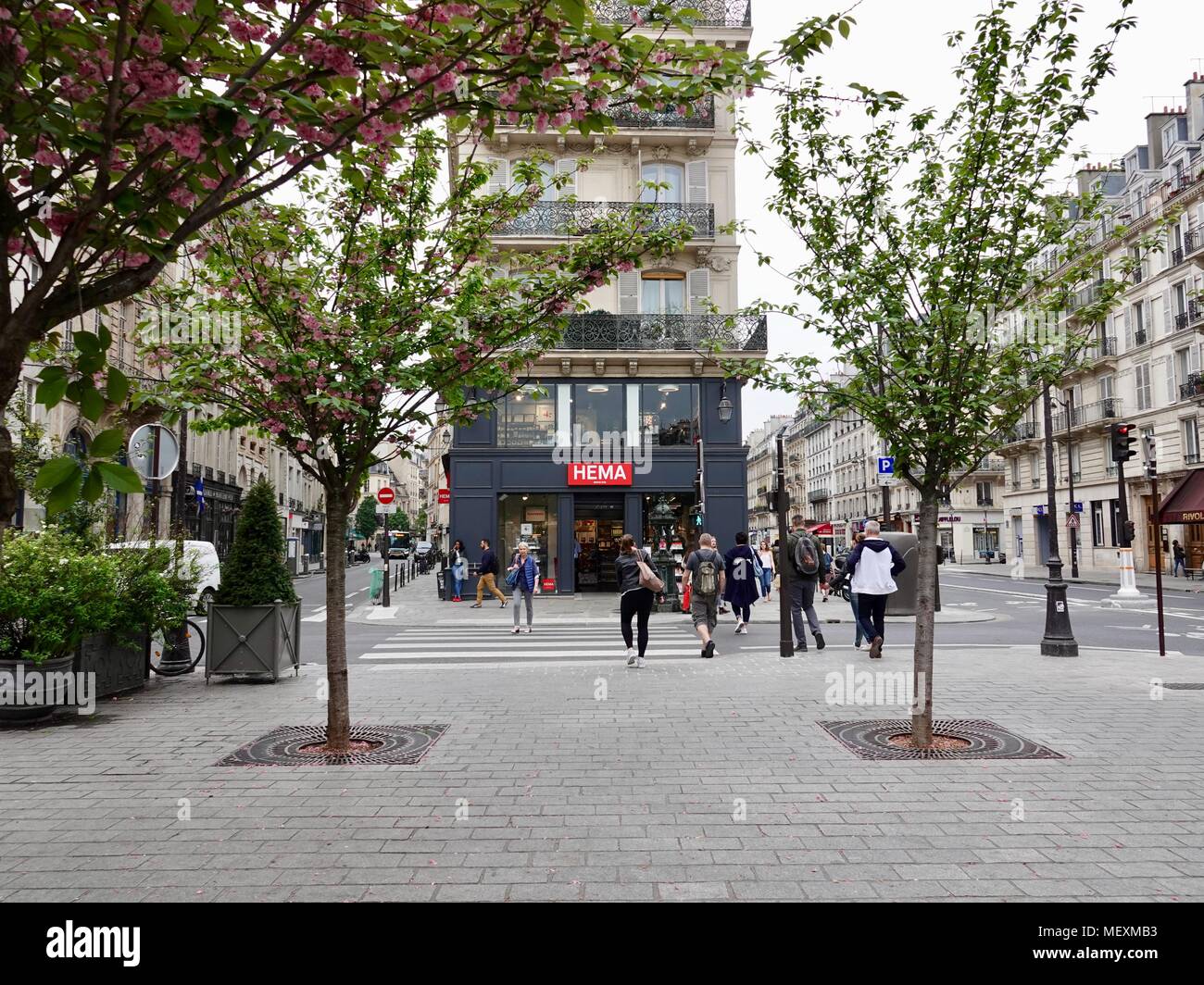 La primavera. Persone che passano da Hema, un olandese di sconto catena di vendita al dettaglio, in Saint Paul area di rue de Rivoli. Parigi, Francia. Foto Stock