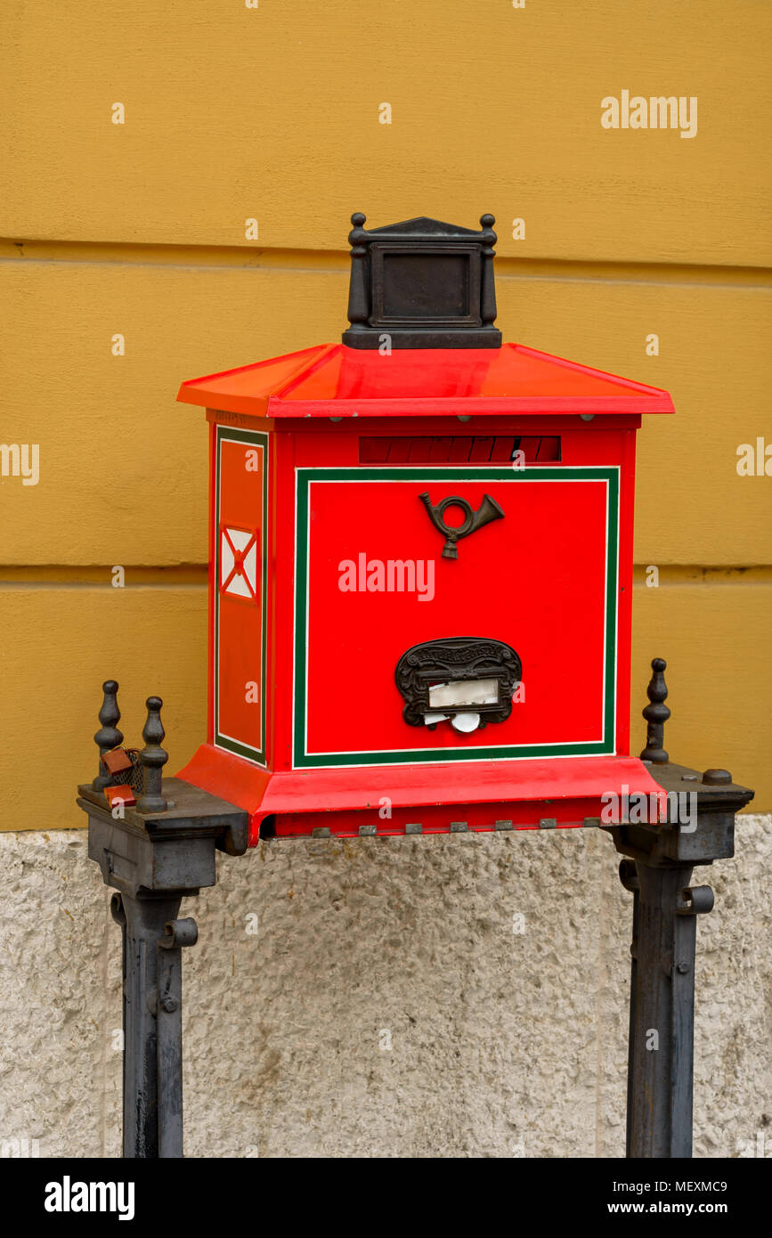 Autentica red letter box in Ungheria, Budapest, 2018 Foto Stock