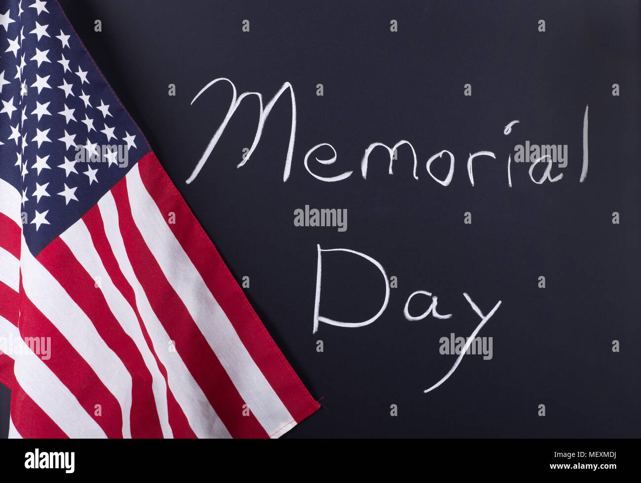 'Memorial' giorno scritti su una lavagna accanto alla bandiera americana Foto Stock
