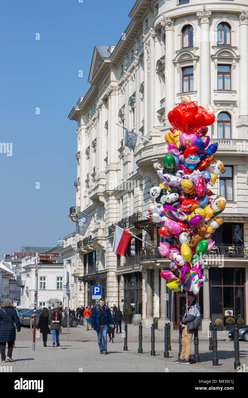 Un uomo di colore di vendita palloncini fornitore street nella città vecchia di Varsavia Foto Stock