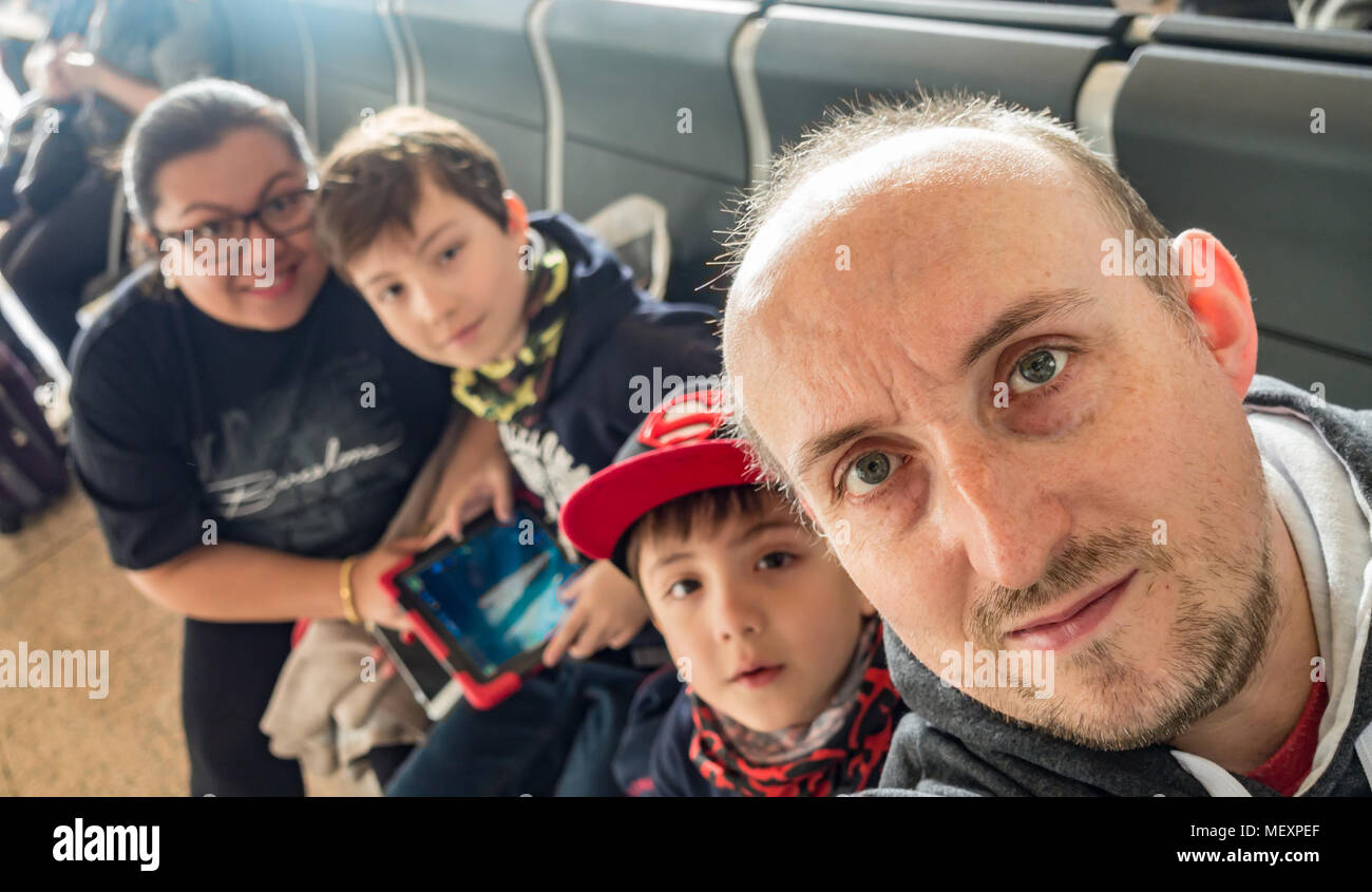 Una famiglia selfie preso nella sala partenze dell'aeroporto. Foto Stock