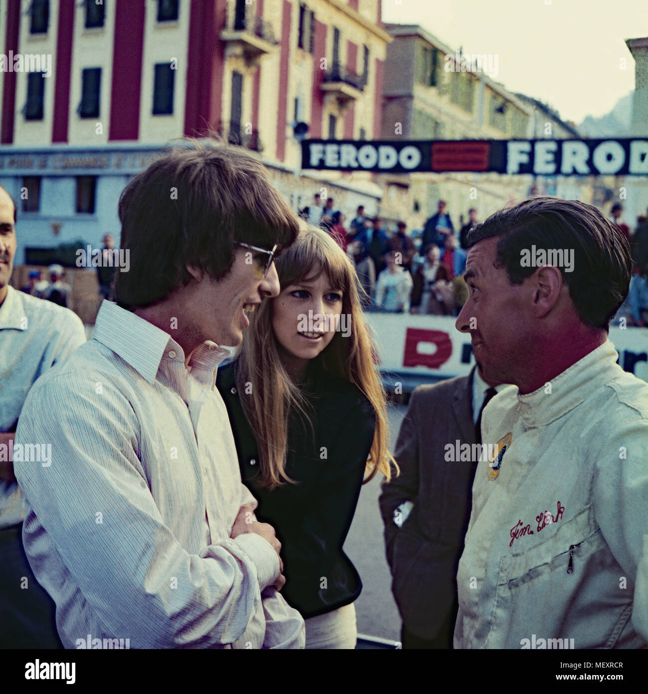 Beatle George Harrison mit Patricia Anne tortino Boyd im Gespräch mit Rennfahrer Jim Clark bei einem Besuch in Monte Carlo, Monaco 1966. Beatle George Harrison e Patricia Anne tortino Boyd parlando a racing driver Jim Clark durante la visita a Monte Carlo, Monaco 1966. Foto Stock