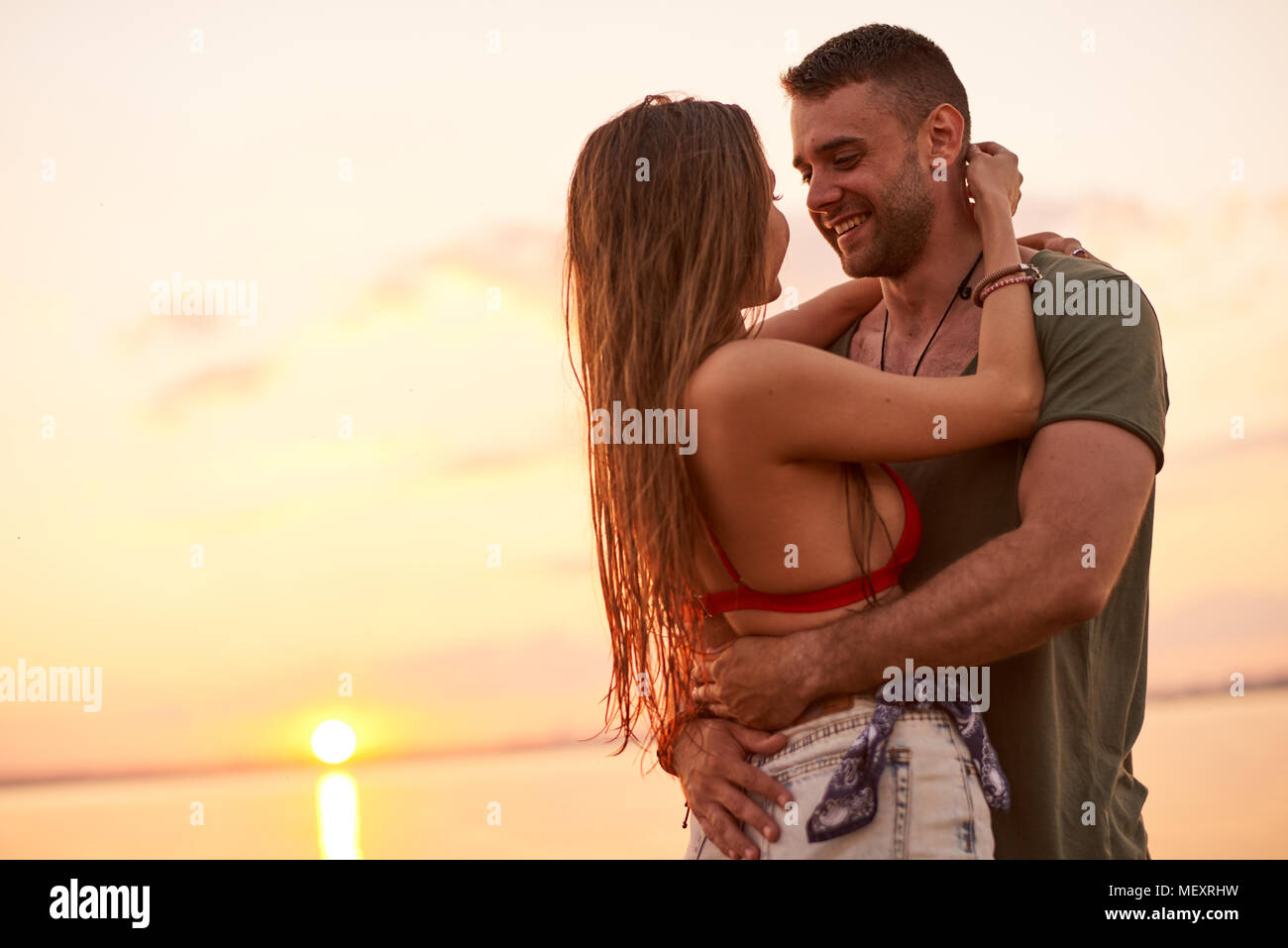 Felice coppia affettuoso abbraccio in mare Foto Stock