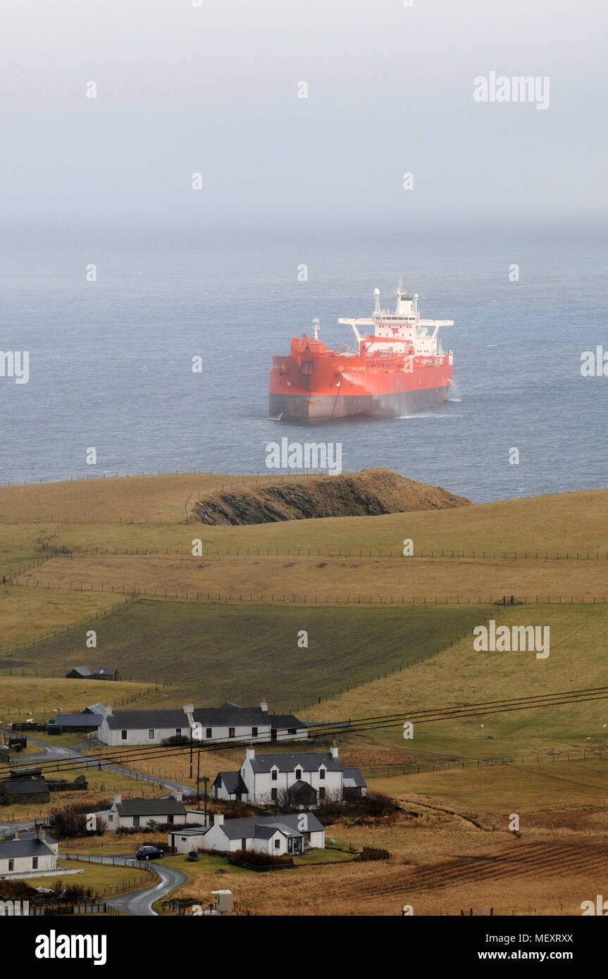 Petroliera ancorata al largo delle Isole Shetland in attesa di ordini Foto Stock