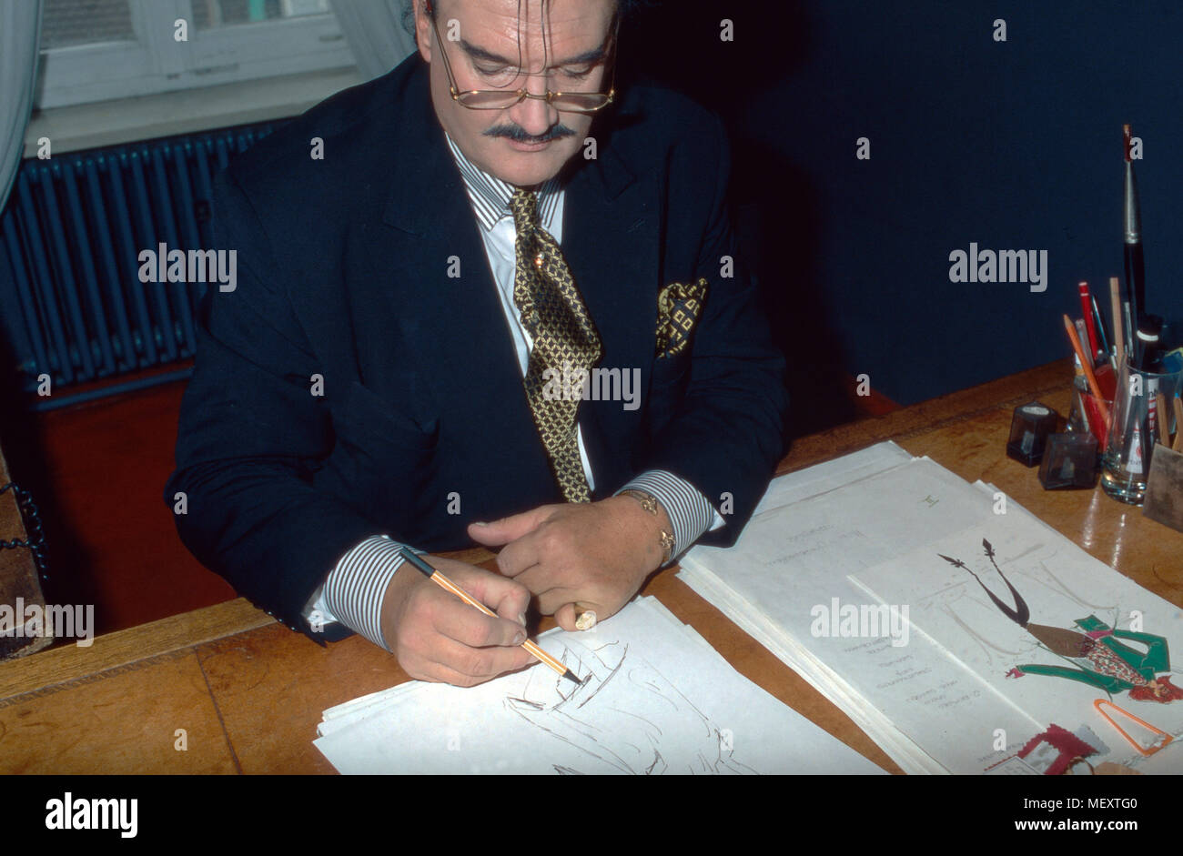 Modedesigner Rudolph Moshammer in seinen Geschäftsräumen in München, Deutschland 1996. Fashion designer Rudolph Moshammer presso il suo ufficio camere a Monaco di Baviera, Germania 1996. Foto Stock