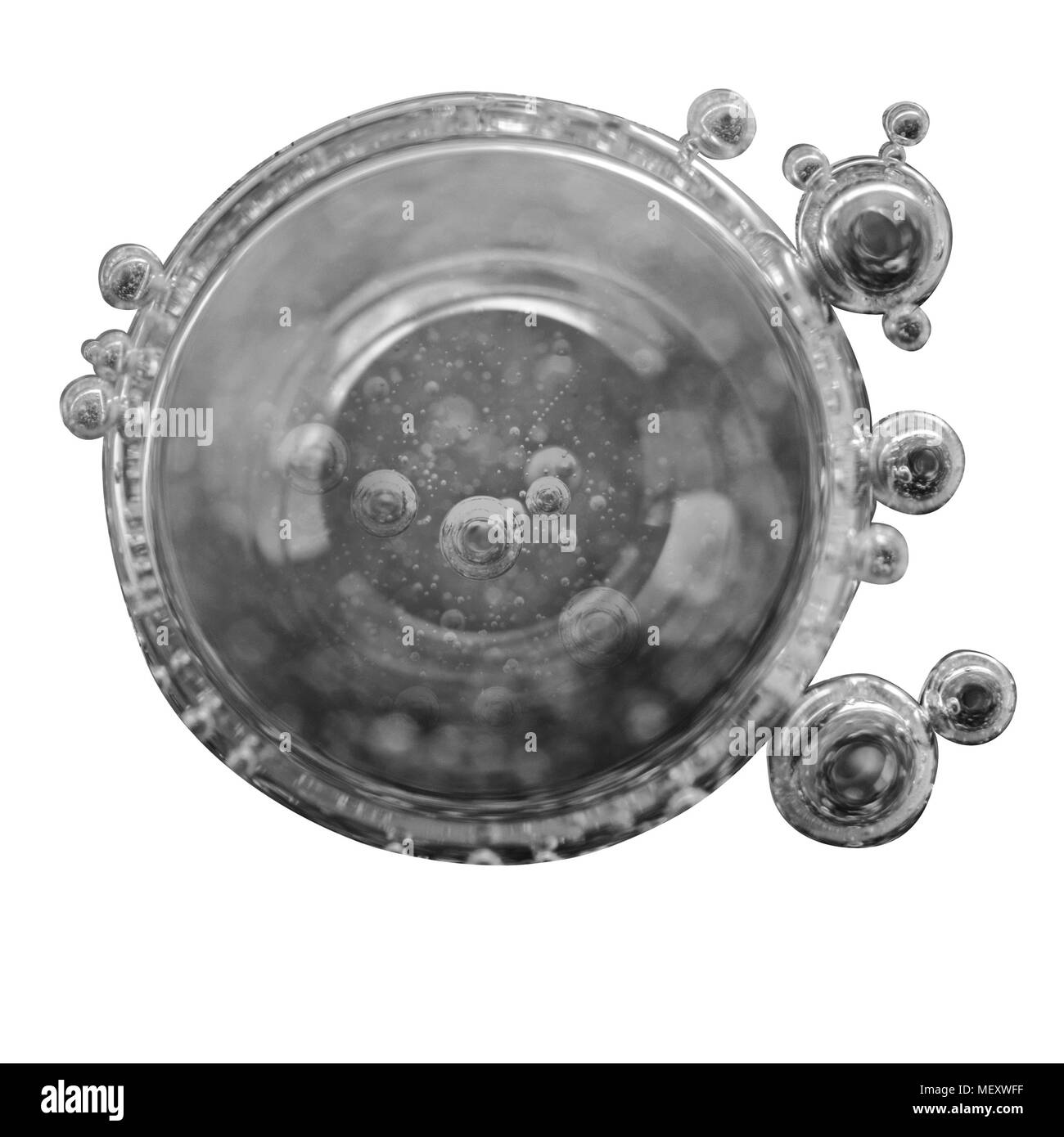 In bianco e nero di bolle di aria all'interno di una grande bolla d'acqua isolati su sfondo bianco. Concetti come Ecologia, Ambiente, mare pulito e acqua potabile. Foto Stock
