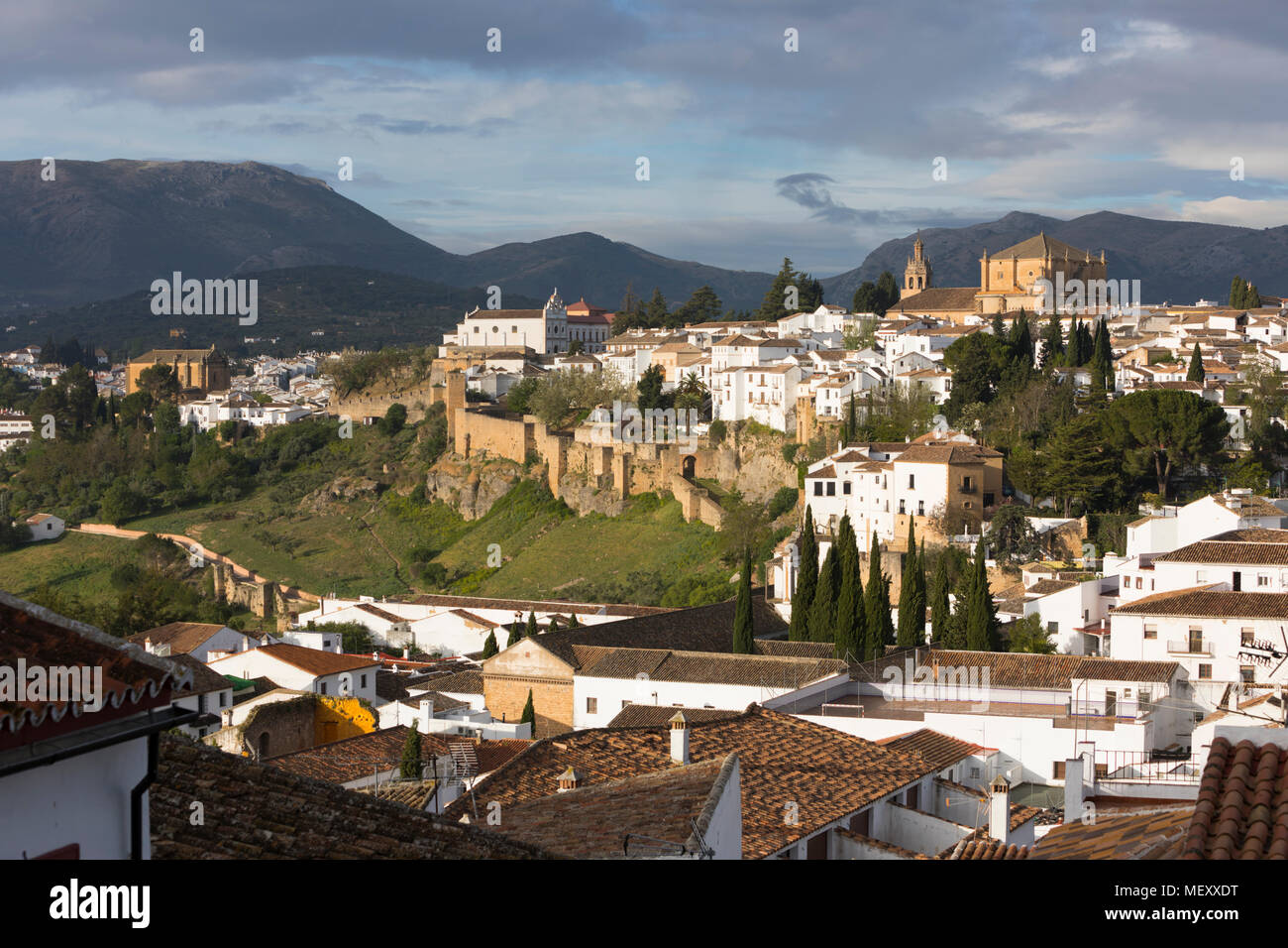 Vista sulla vecchia città bianca e la Iglesia de Santa Maria la Mayor, Ronda, Andalusia, Spagna, Europa Foto Stock
