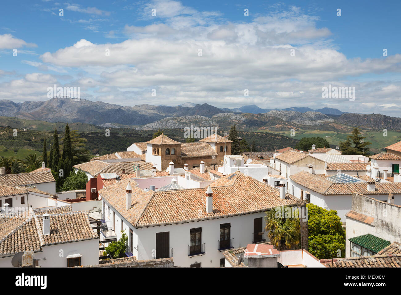 Vista dal tetto dell'Iglesia de Santa Maria la Mayor chiesa sopra la città vecchia per le montagne della Sierra de Grazalema, Ronda, Andalusia, Spagna Foto Stock