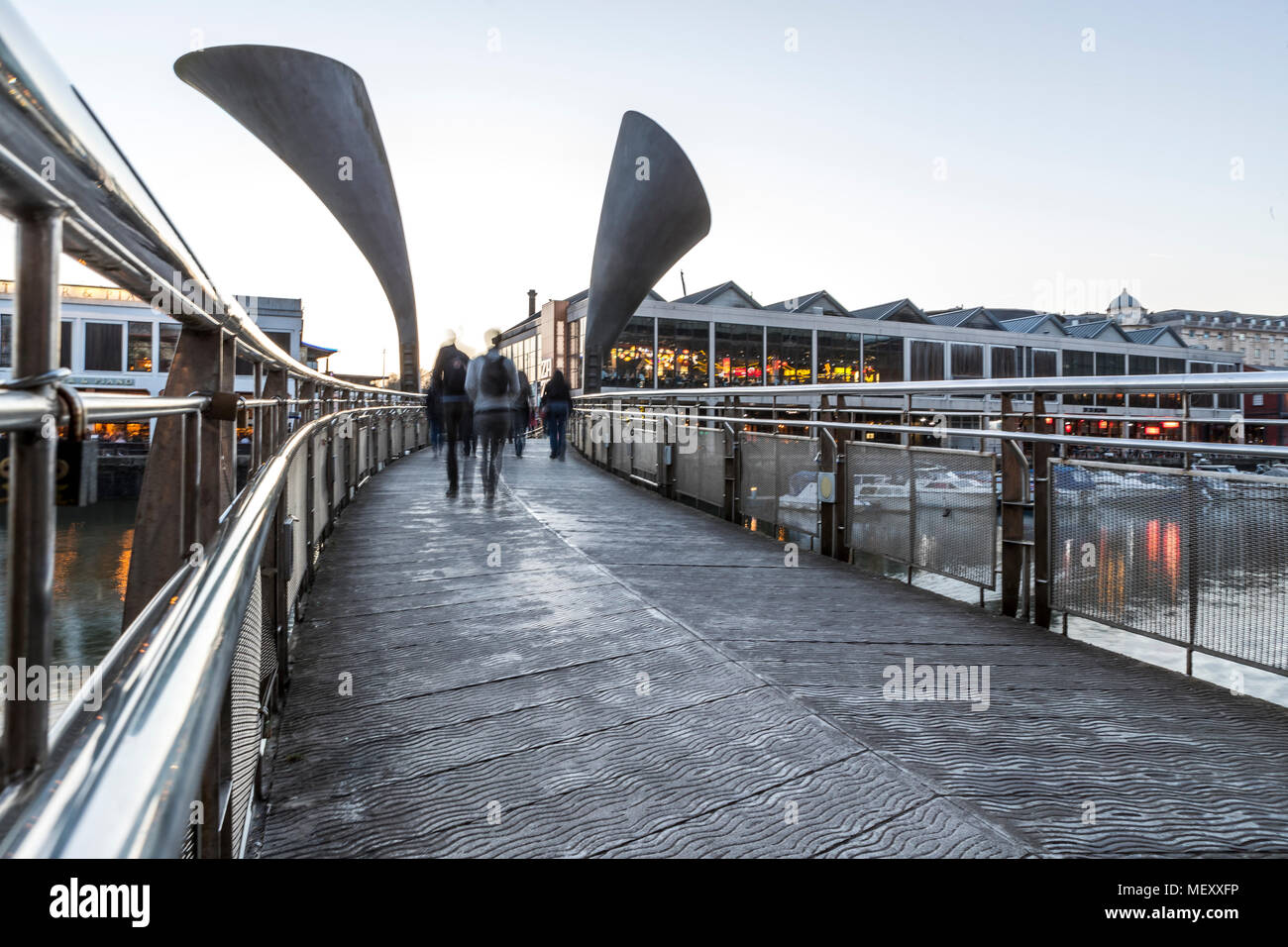 Pero's Bridge, un ponte pedonale di bascule, harborside, Bristol UK. Prende il nome dalla schiava Pero Jones. Bridge design di Eilis o'Connell. Foto Stock