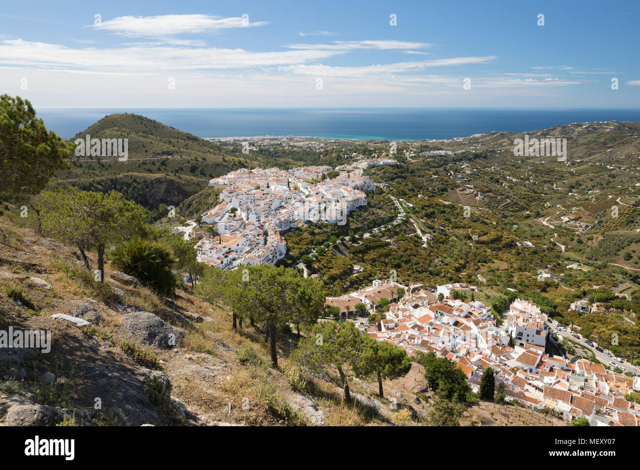 Vista su bianco villaggio andaluso con vista al mare, Frigiliana, provincia di Malaga, Costa del Sol, Andalusia, Spagna, Europa Foto Stock