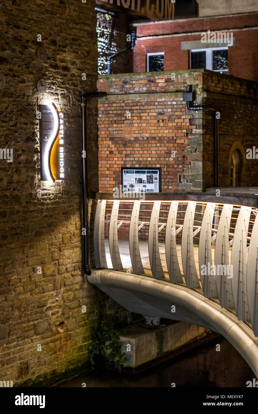 Il Castle Park Bridge, il nuovo ponte pedonale a serpentina e Finzels Raggiungono di notte Bristol. REGNO UNITO Foto Stock