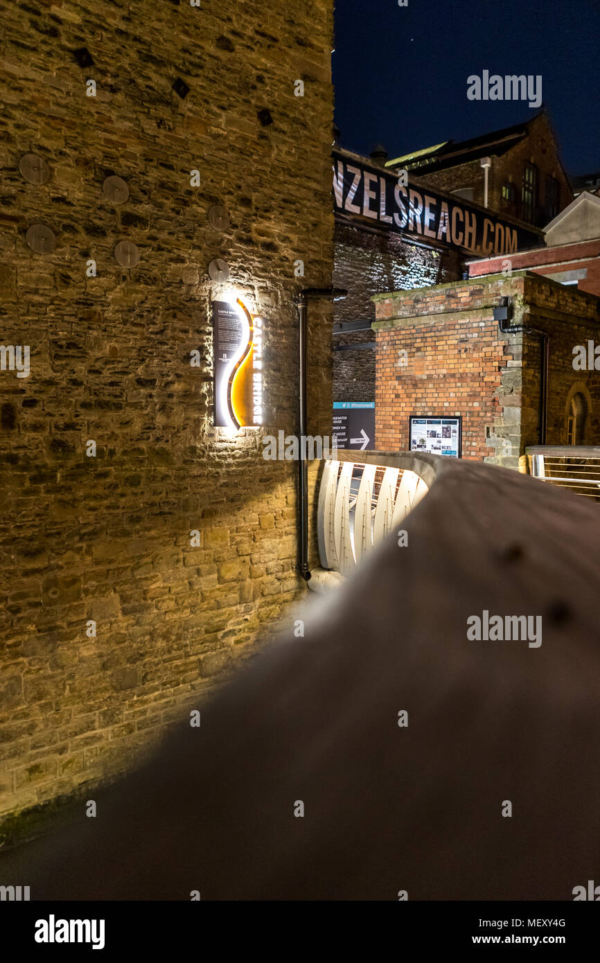 Il Castle Park Bridge, il nuovo ponte pedonale a serpentina e Finzels Raggiungono di notte Bristol. REGNO UNITO Foto Stock