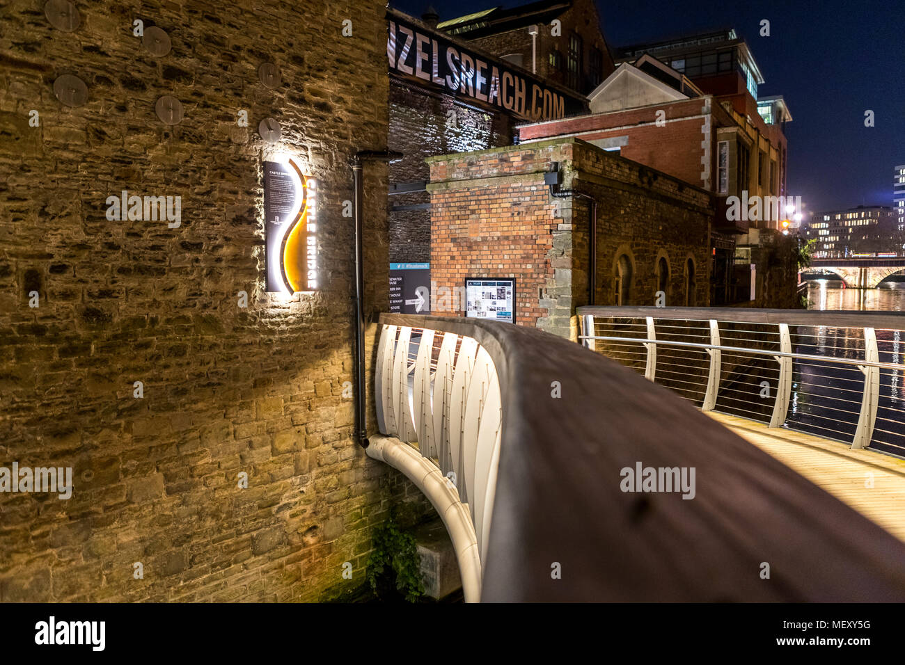 Il Castle Park Bridge, il nuovo ponte pedonale a serpentina e Finzels Raggiungono di notte Bristol. REGNO UNITO Foto Stock