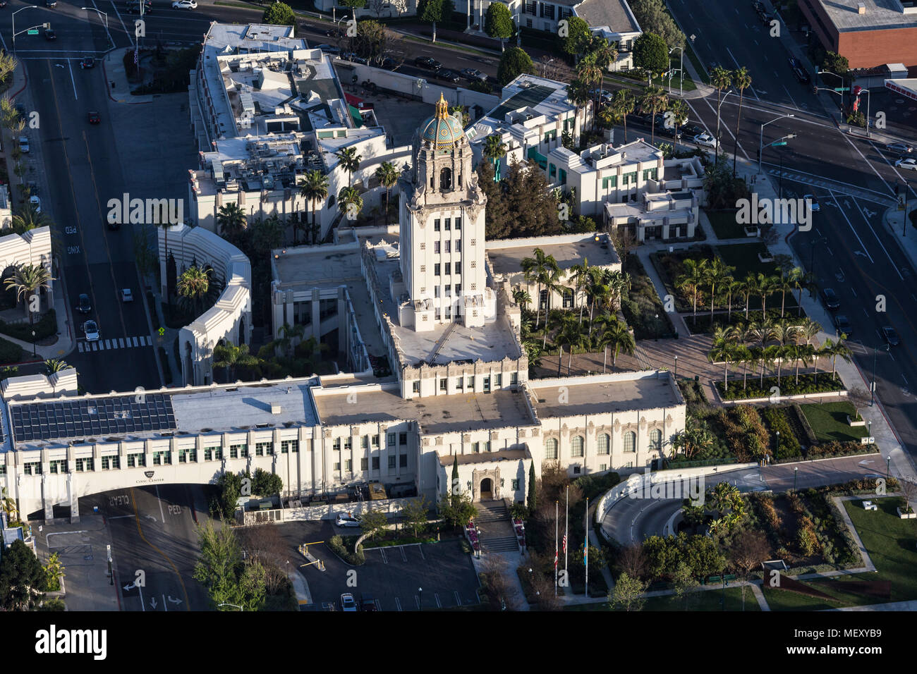 Beverly Hills, in California, Stati Uniti d'America - nel tardo pomeriggio vista aerea del centro storico municipio edificio. Foto Stock