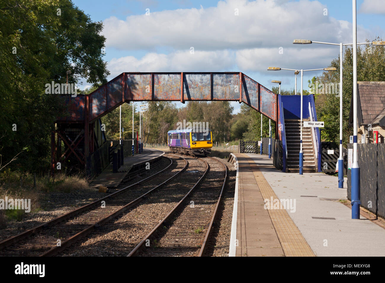 Una rampa settentrionale classe 142 pacer il treno alla stazione di Clapham, Yorkshire sul Po a nord occidentale con linea a Leeds a Morecambe treno Foto Stock