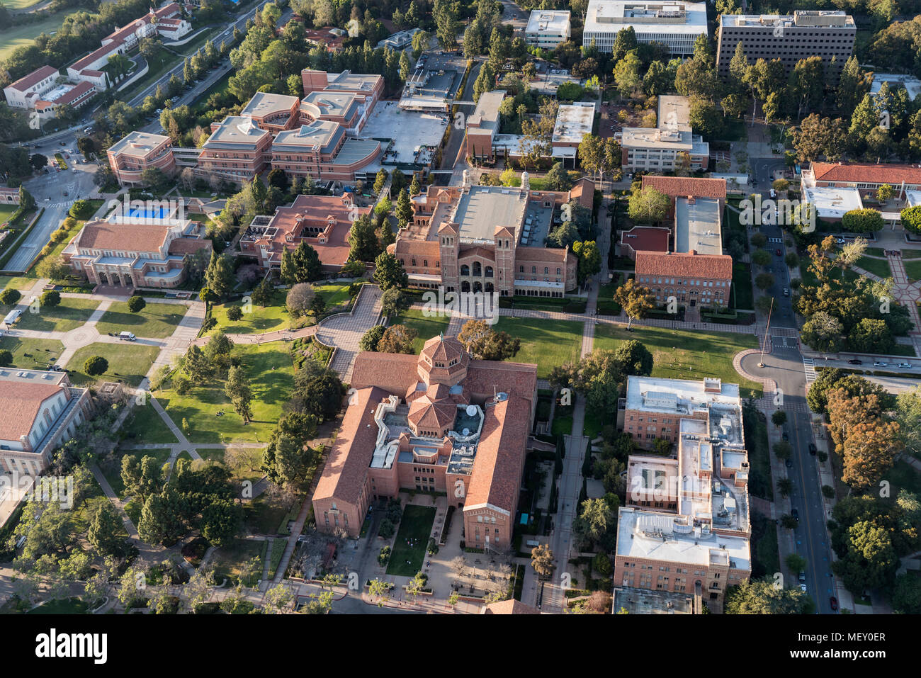 Los Angeles, California, Stati Uniti d'America - 18 Aprile 2018: Pomeriggio Vista aerea dell'architettura storica sul campus UCLA a Westwood. Foto Stock
