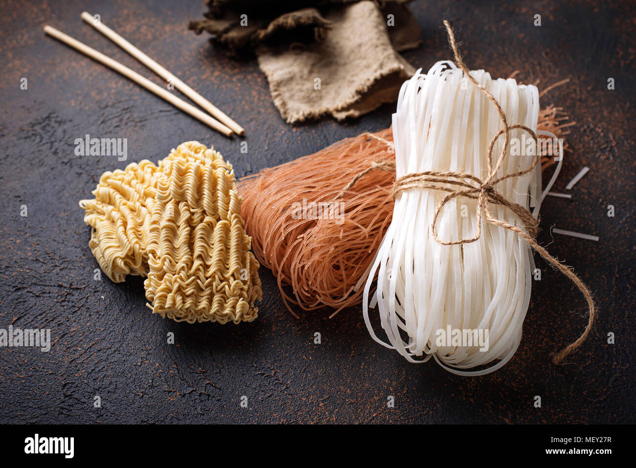 Diversi riso Asiatico noodles su sfondo arrugginito Foto Stock