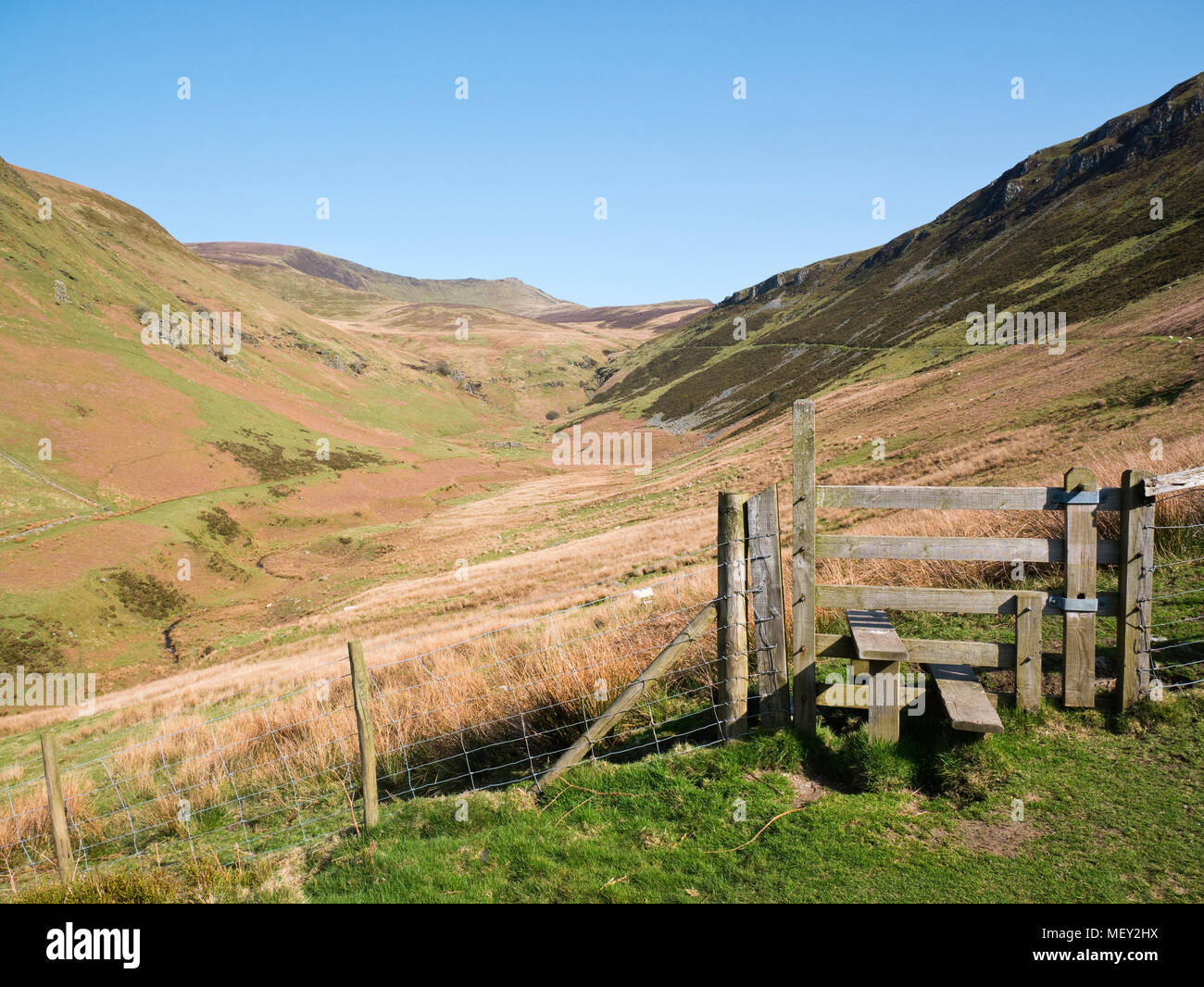 Vista di Nant y Llyn valley ai vertici di Cadair Berwyn e Moel Synch ed in Galles Berwyn Mountains. Le balze di Cerrig Poethion salire sulla destra Foto Stock