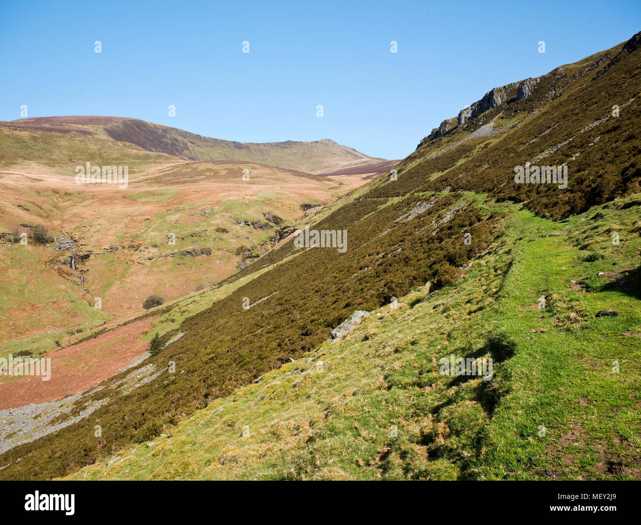 Vista di Nant y Llyn valley ai vertici di Cadair Berwyn e Moel Synch ed in Galles Berwyn Mountains. Le balze di Cerrig Poethion salire sulla destra Foto Stock