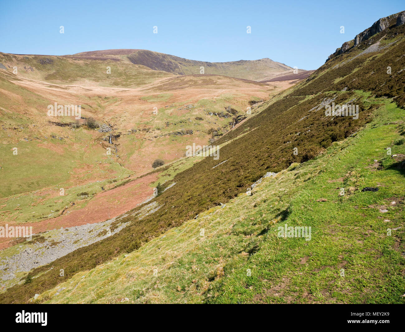 Vista di Nant y Llyn valley ai vertici di Cadair Berwyn e Moel Synch ed in Galles Berwyn Mountains. Le balze di Cerrig Poethion salire sulla destra Foto Stock