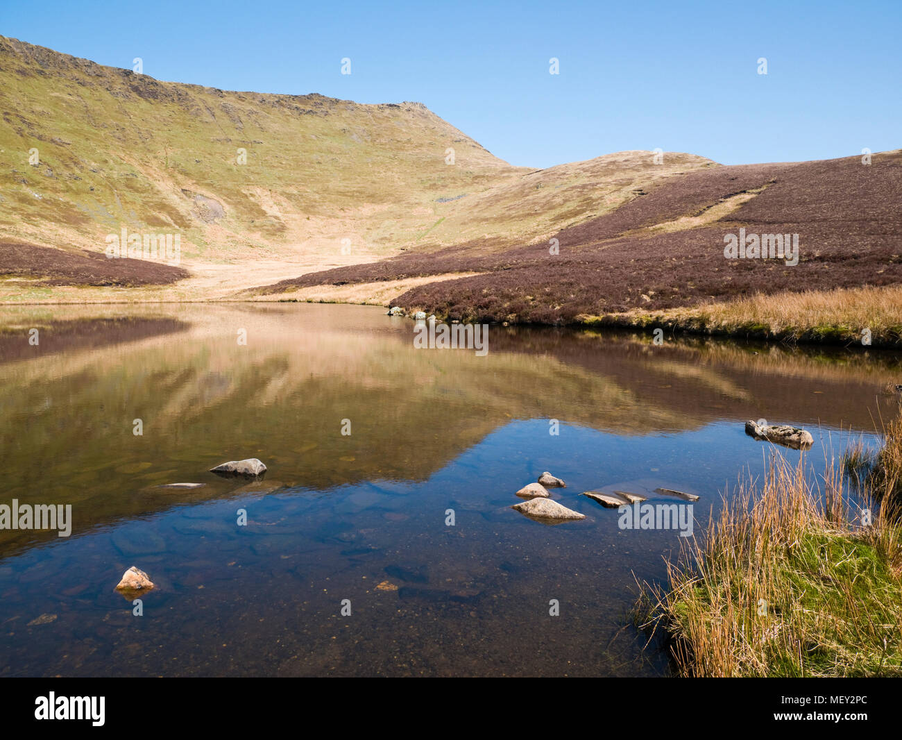 Il vertice di Cadair Berwyn che domina il lago di montagna di Llyn Lluncaws, in Welsh Berwyn mountains Foto Stock