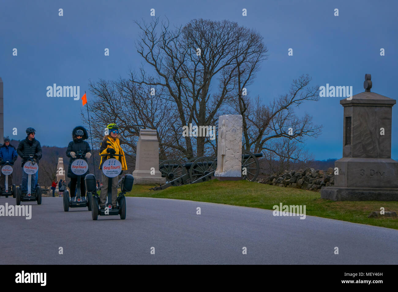 GETTYSBURG, STATI UNITI D'AMERICA - APRILE, 18, 2018: veduta esterna della linea di turisti su Segways Seg Tours in Gettysburg National Military Park, in un tour sul cimitero parco del campo di battaglia Foto Stock