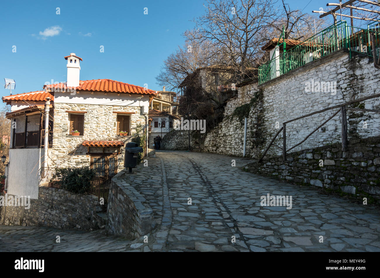 Un vicolo di ghiaia nel vecchio villaggio storico di Ampelakia, Larissa, Grecia Foto Stock