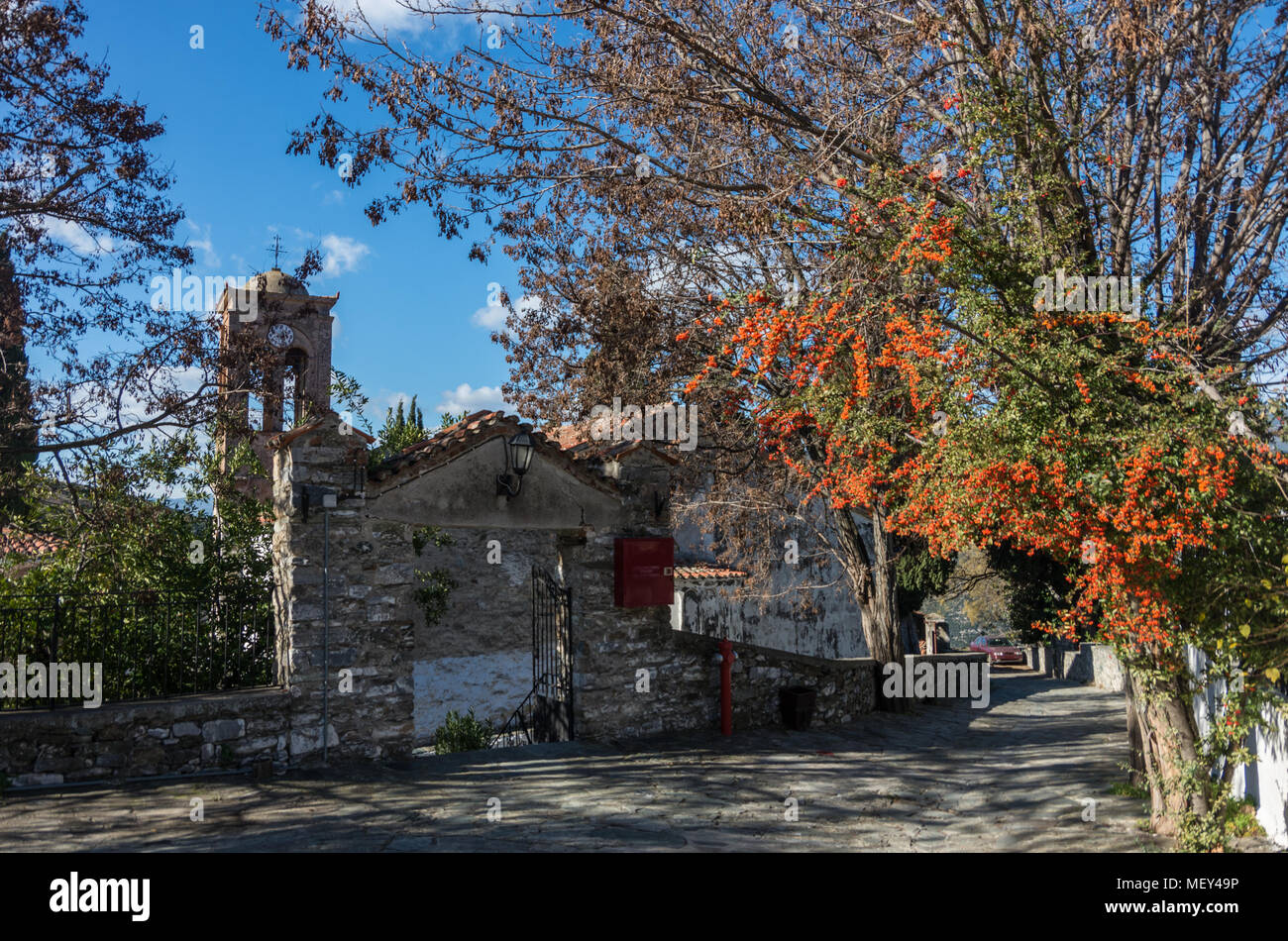 San Nicola chiesa nel vecchio villaggio storico di Ampelakia, Larissa, Grecia Foto Stock