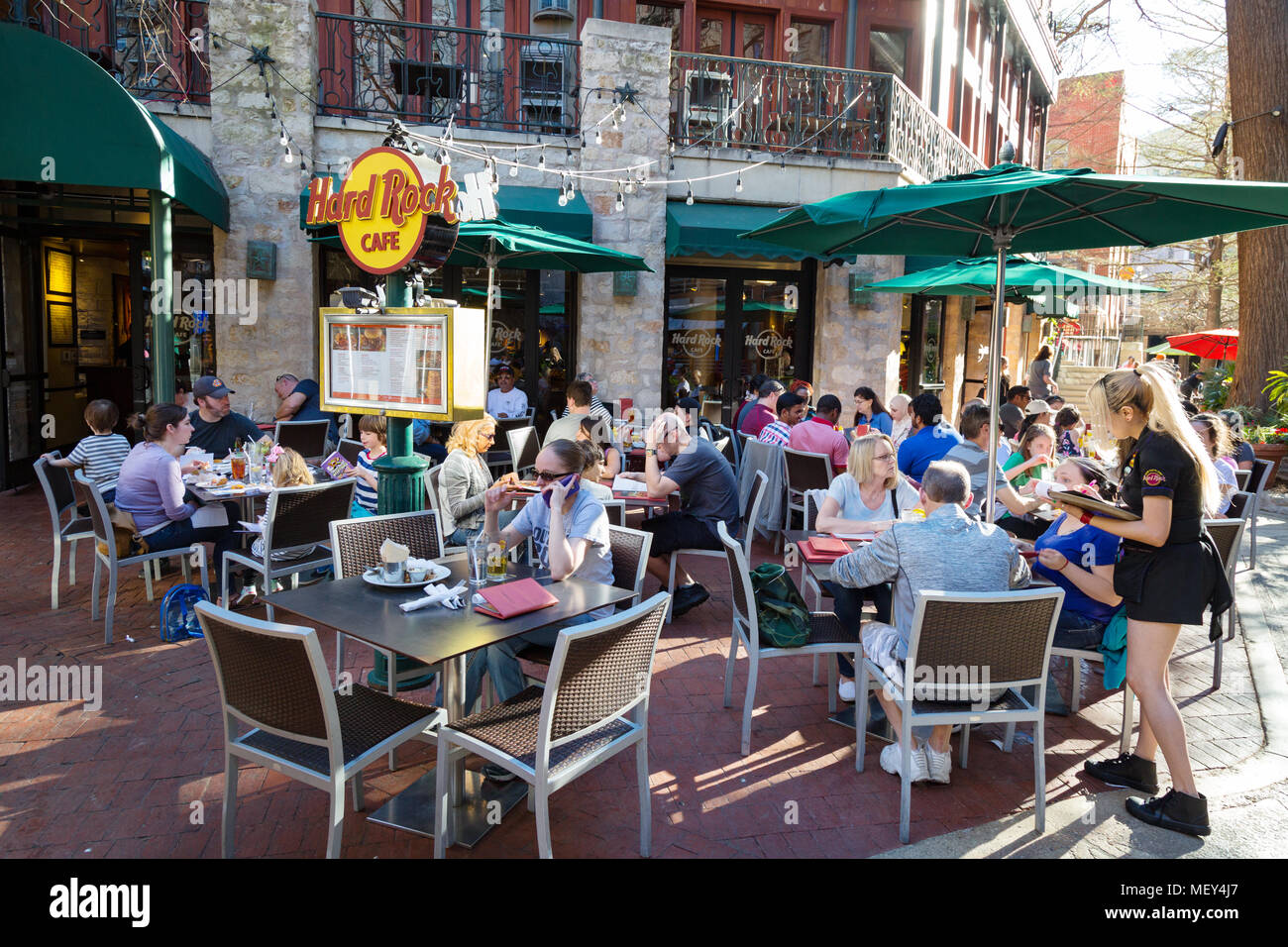 Hard Rock Cafe USA - persone a mangiare e a bere all'Hard Rock Cafe, il lungofiume di San Antonio, Texas, Stati Uniti d'America Foto Stock