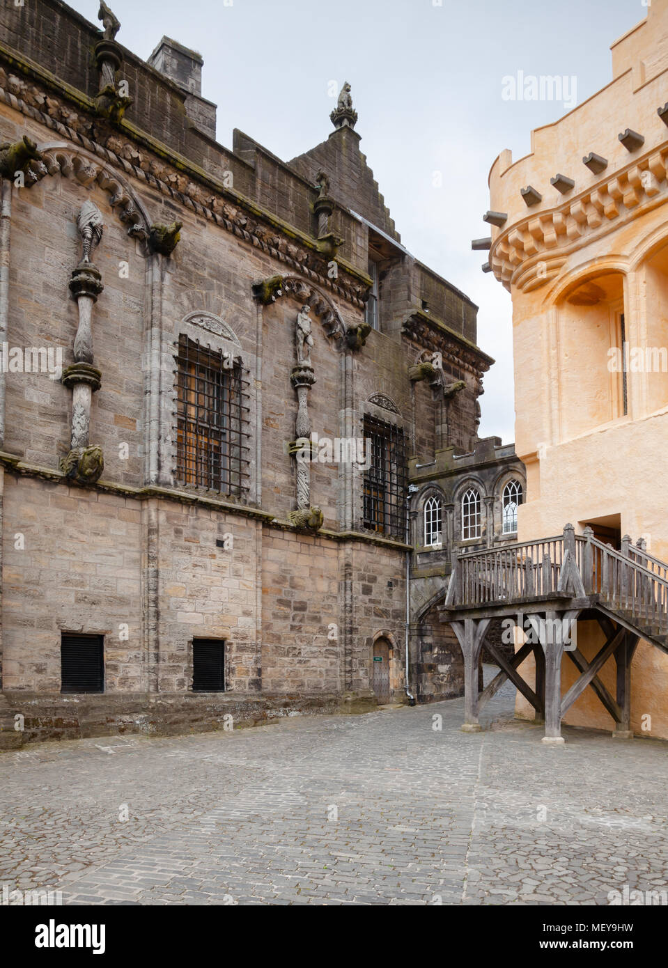 STIRLING, Regno Unito - 11 Ago, 2012: il Castello di Stirling cortile rinascimentale con il Palazzo Reale e la restaurata Sala Grande (Il Parlamento Hall) Foto Stock