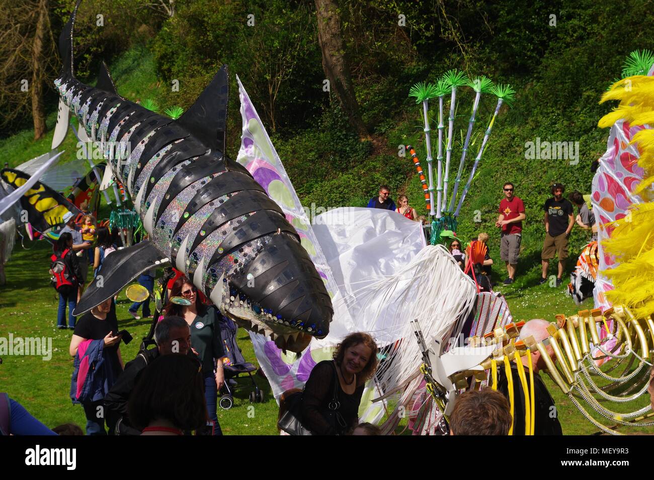 Kinetic grande squalo bianco burattino. ramm il Carnevale degli Animali di anniversario. Rougemont giardini, Exeter, Devon, Regno Unito. Aprile, 2018. Foto Stock