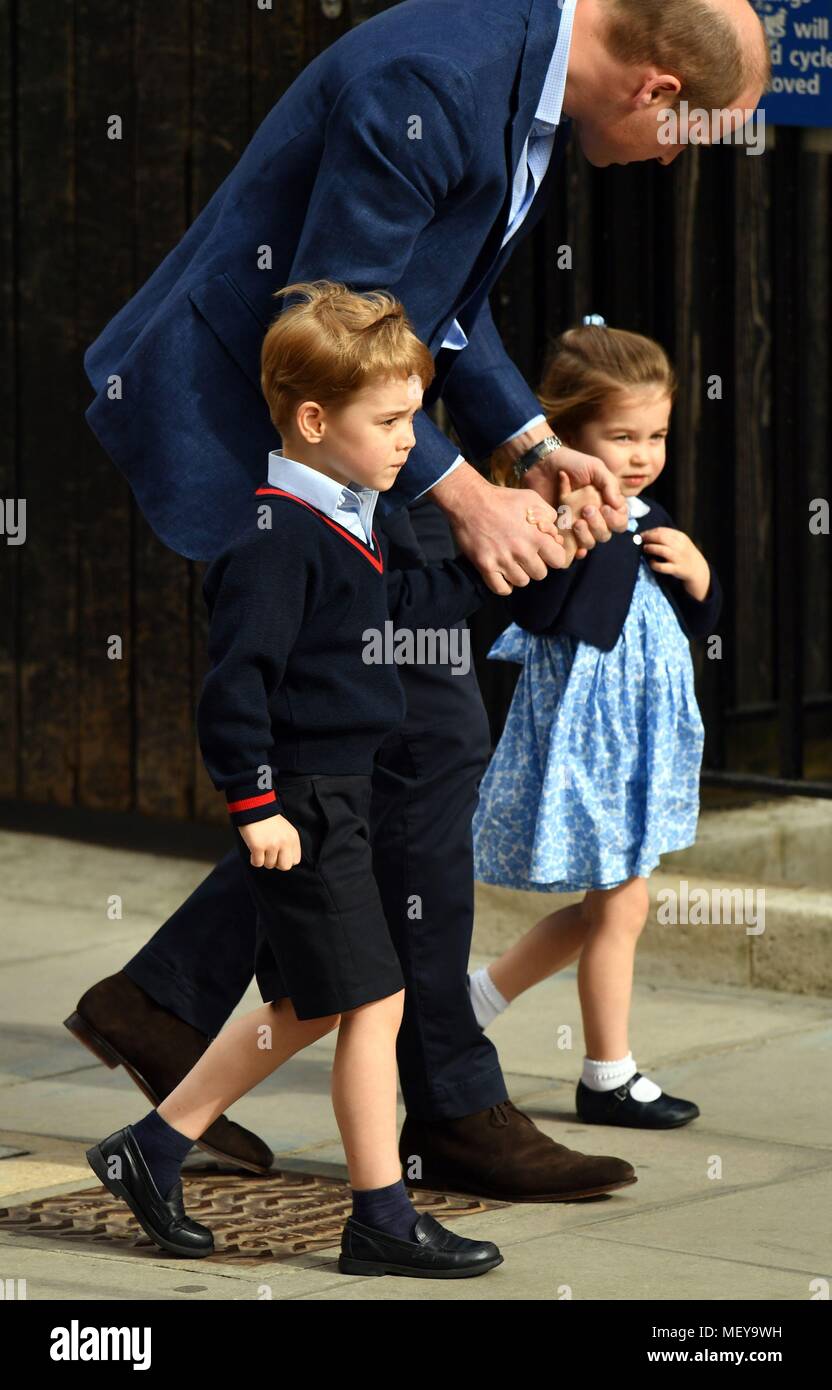 Il Duca di Cambridge con suo figlio Prince George e sua figlia Princess Charlotte come essi arrivano a incontrare il suo figlio neonato al Lindo Ala presso il St Mary s Hospital di Paddington a Londra. Foto Stock