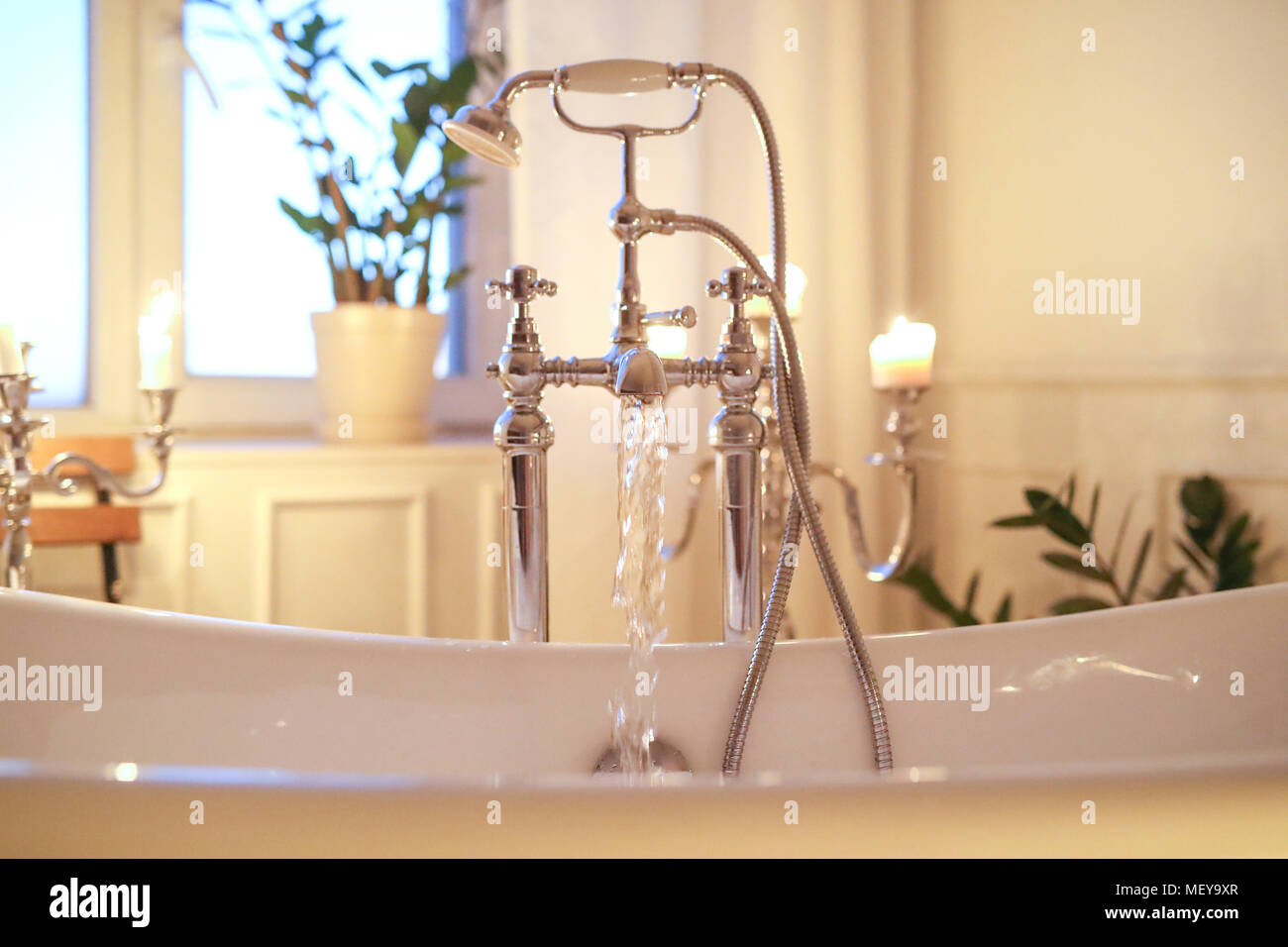 Romantico. Bagno con candele e con vasca da bagno Foto stock - Alamy
