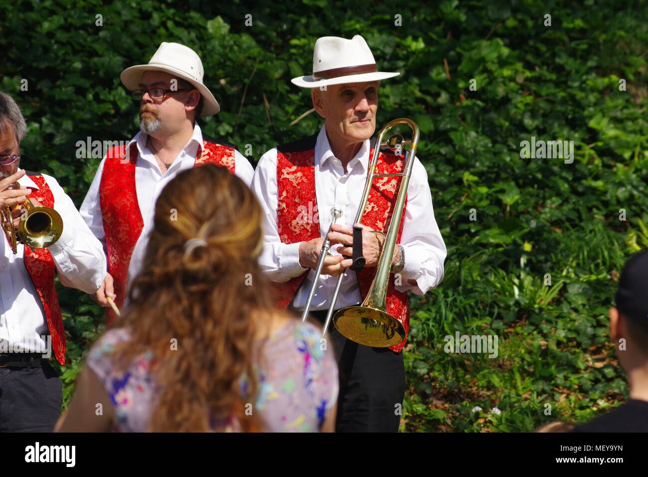 Banda di ottoni giocando in Rougemont del giardino a RAMM il carnevale degli animali. Exeter Devon, Regno Unito. Aprile, 2018. Foto Stock