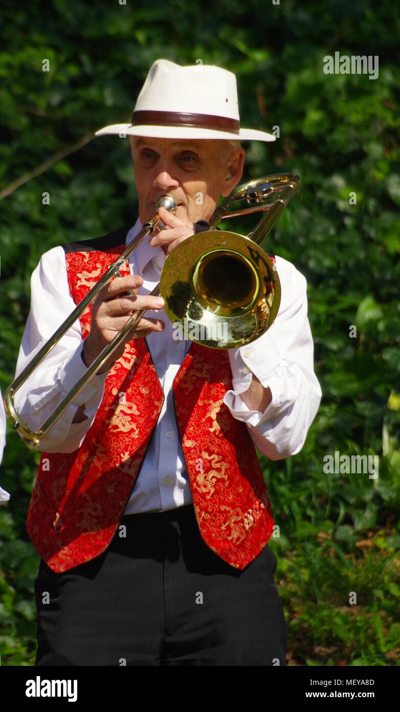 Banda di ottoni giocando in Rougemont del giardino a RAMM il carnevale degli animali. Exeter Devon, Regno Unito. Aprile, 2018. Foto Stock