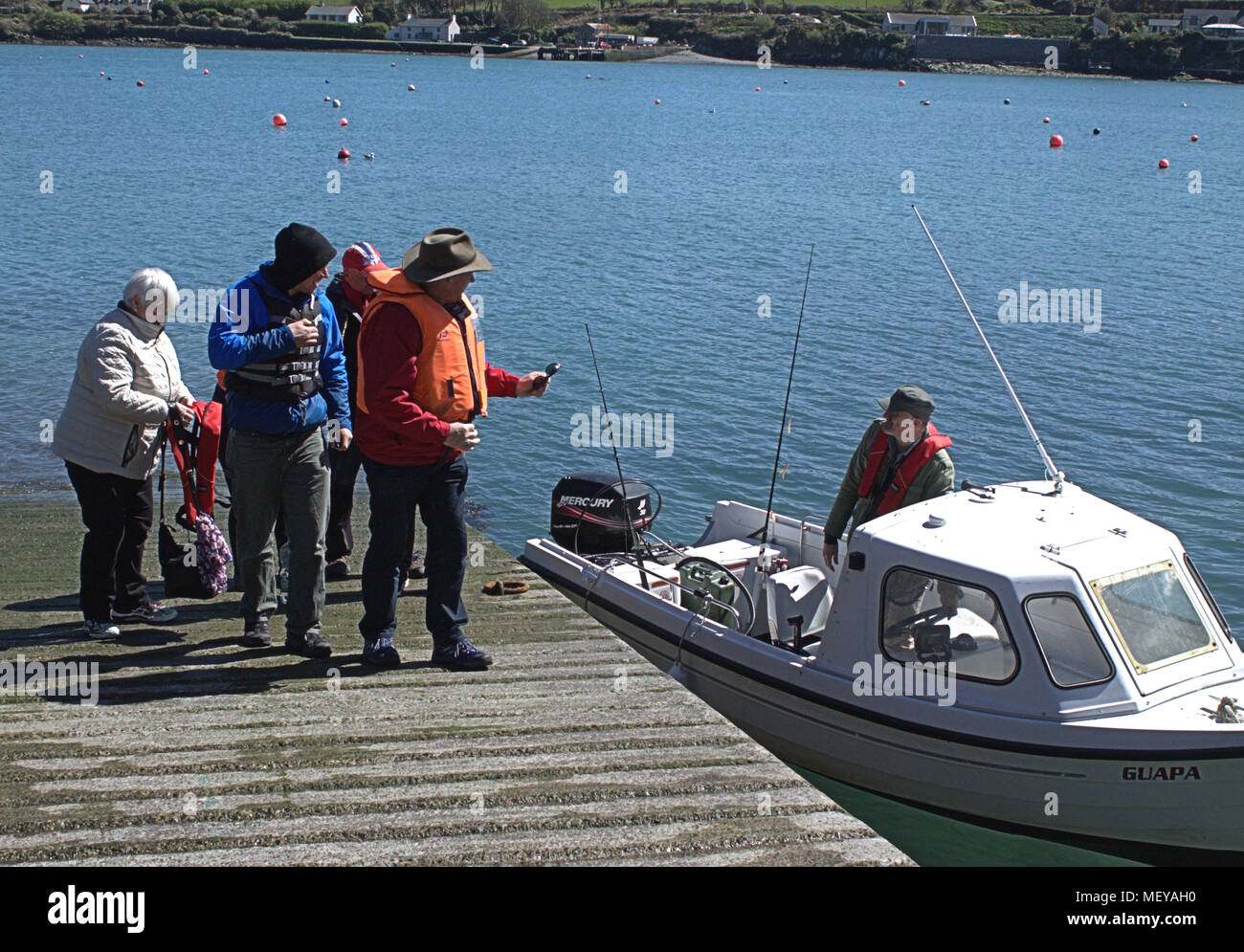 I clienti turistica lasciando una barca da pesca avente stato preso per giorni di pesca come parte del loro pacchetto vacanza nella contea di Cork in Irlanda. Foto Stock