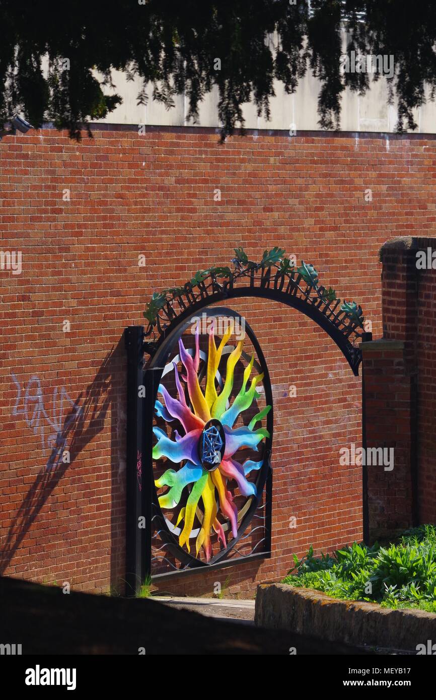 Rainbow Gate in metallo colorato e rotondo al giardino Rougemont. Exeter, Devon, Regno Unito. Aprile 2018. Foto Stock