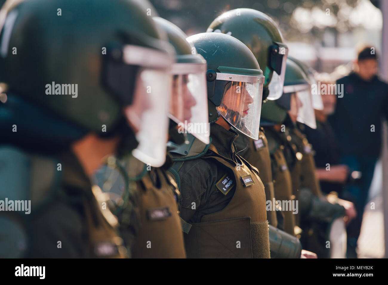 Santiago, Cile - 19 Aprile 2018: una linea del cileno polizia osservando i dimostranti durante una dimostrazione in Santiago's Downtown, Cile. Foto Stock