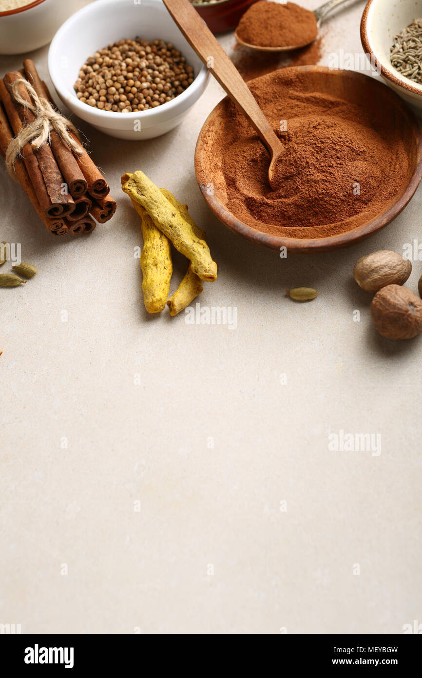 Aromatici polvere di cannella e spezie, cibo closeup Foto Stock