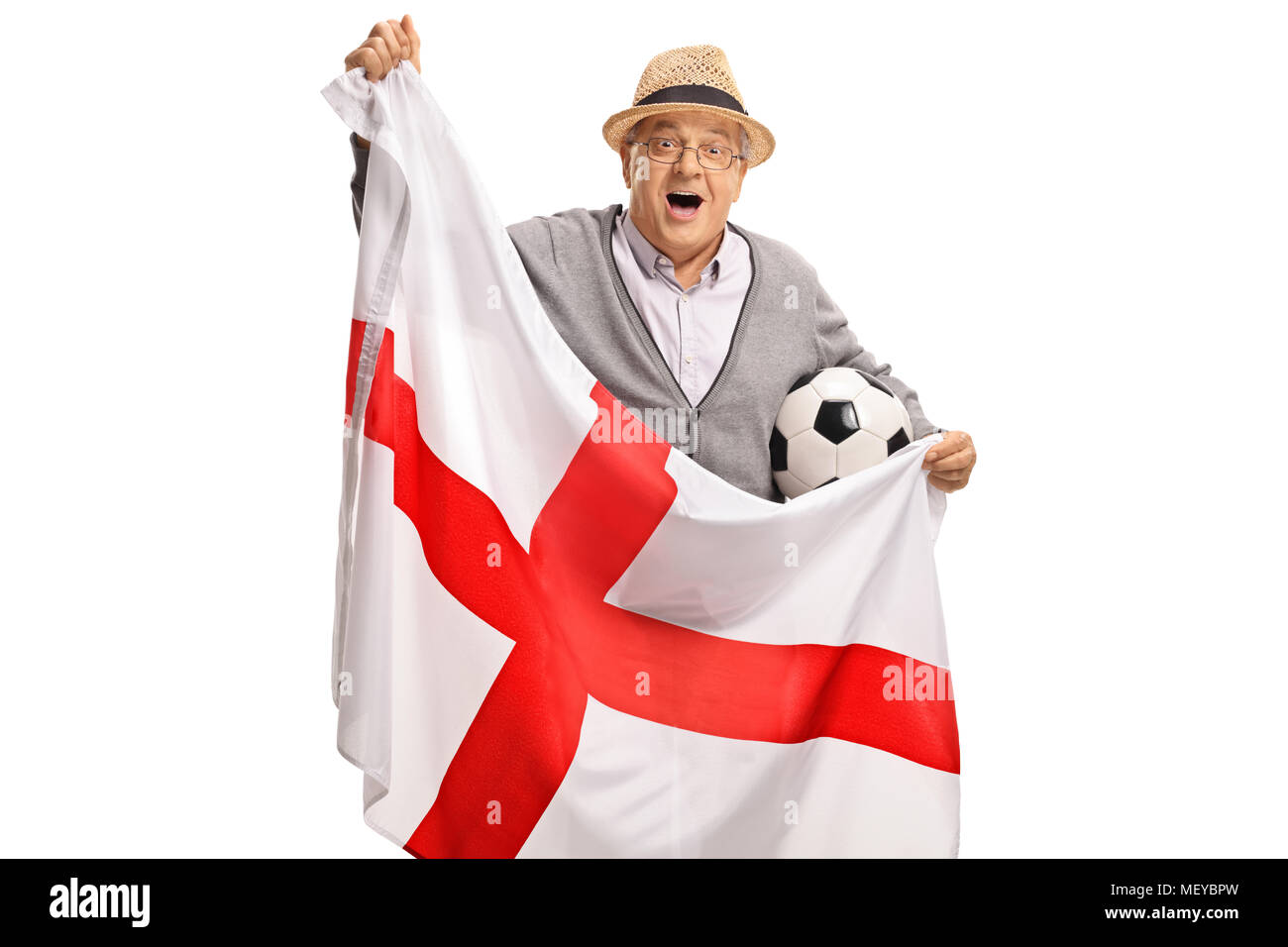 Emozionato anziani tifoso di calcio tenendo una bandiera inglese isolato su sfondo bianco Foto Stock