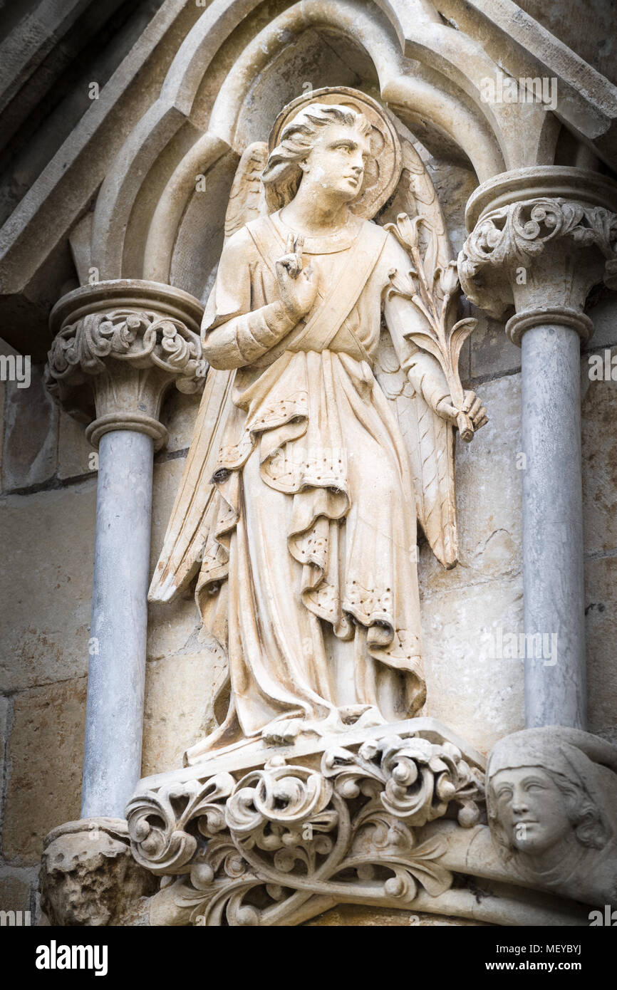 Pietra scolpita la statua di un angelo sul lato esterno la parete ovest presso la cattedrale medievale di Salisbury, Inghilterra. Foto Stock