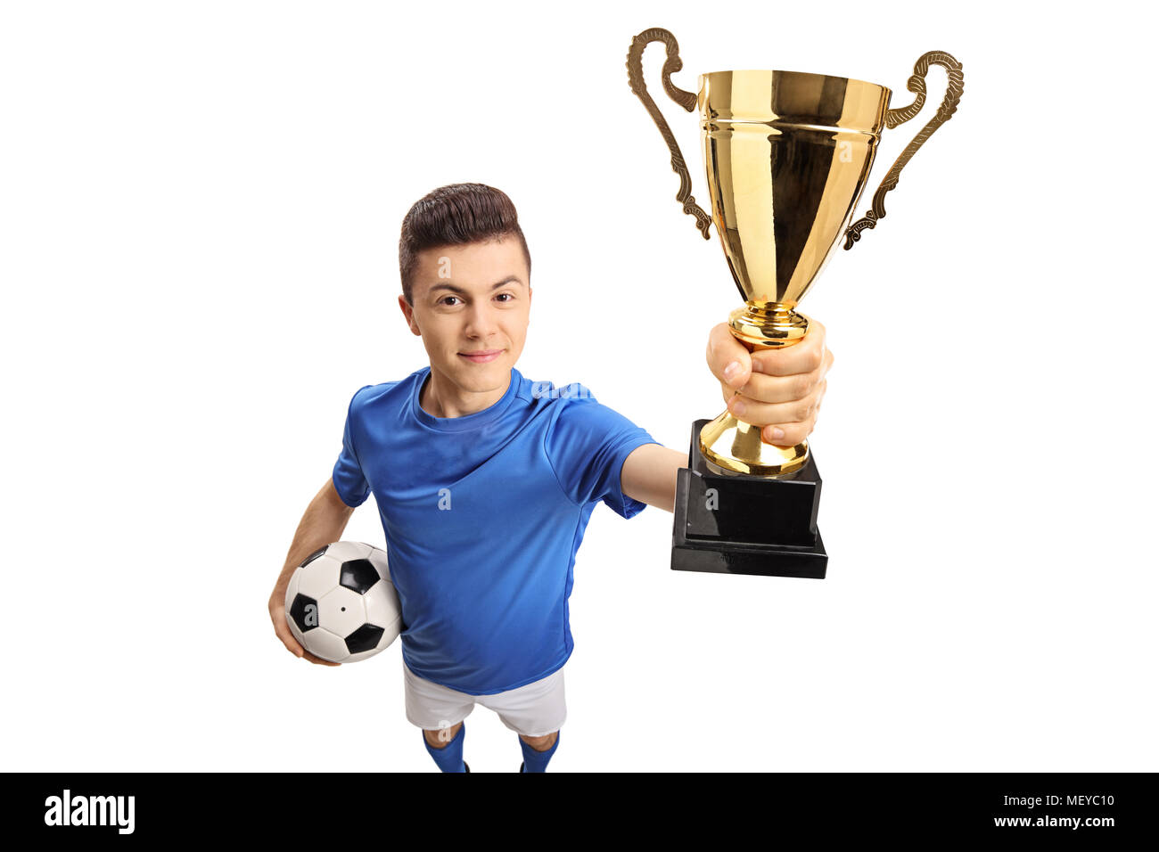 Teenage giocatore di calcio con una golden trophy isolati su sfondo bianco Foto Stock