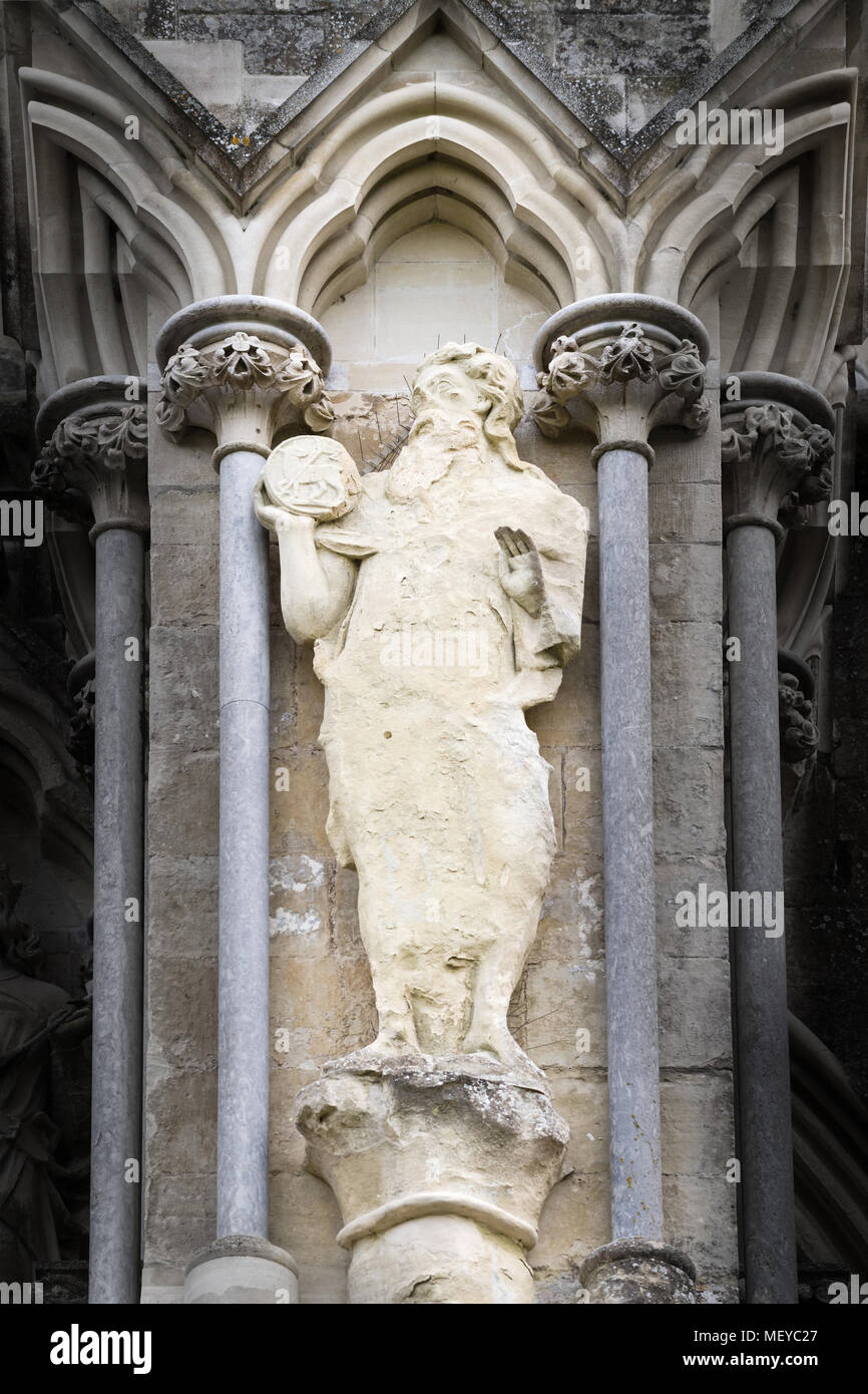 Weathered pietra scolpita la statua di San Giovanni Battista sul lato esterno la parete ovest presso la cattedrale medievale di Salisbury, Inghilterra. Foto Stock
